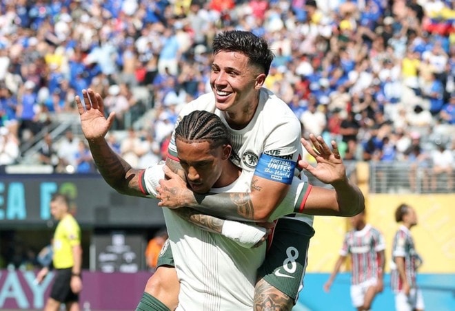 Joao Pedro và Enzo Fernandez ăn mừng khi ghi bàn cho Chelsea ở trận bán kết với Fluminense.