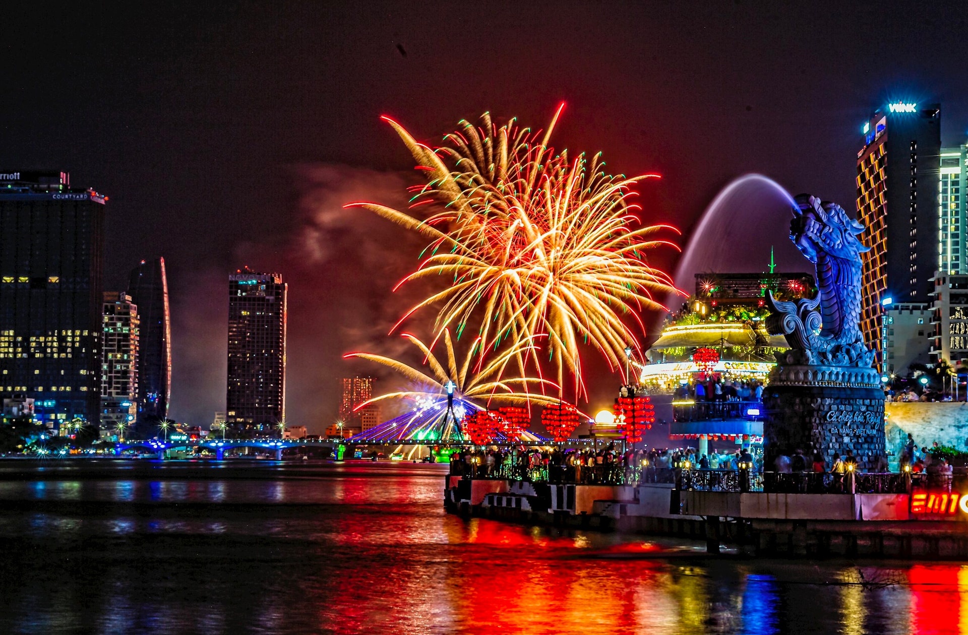 Vũ hội pháo hoa trên sông. Ảnh: TRẦN TÂM PHÚC