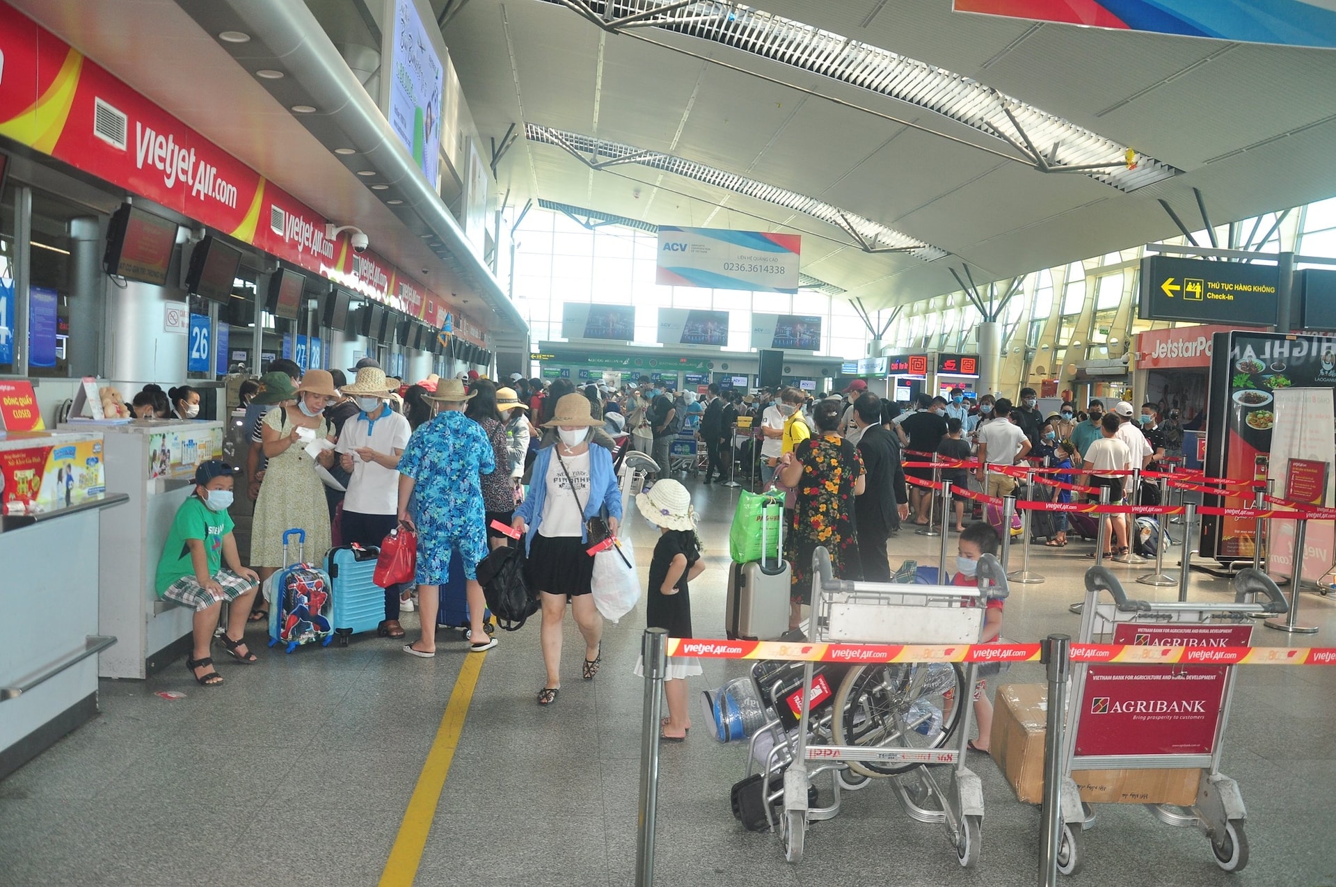 Hành khách đến Đà Nẵng qua đường hàng không có xu hướng tăng dịp cuối tuần. Ảnh: PHƯƠNG UYÊN