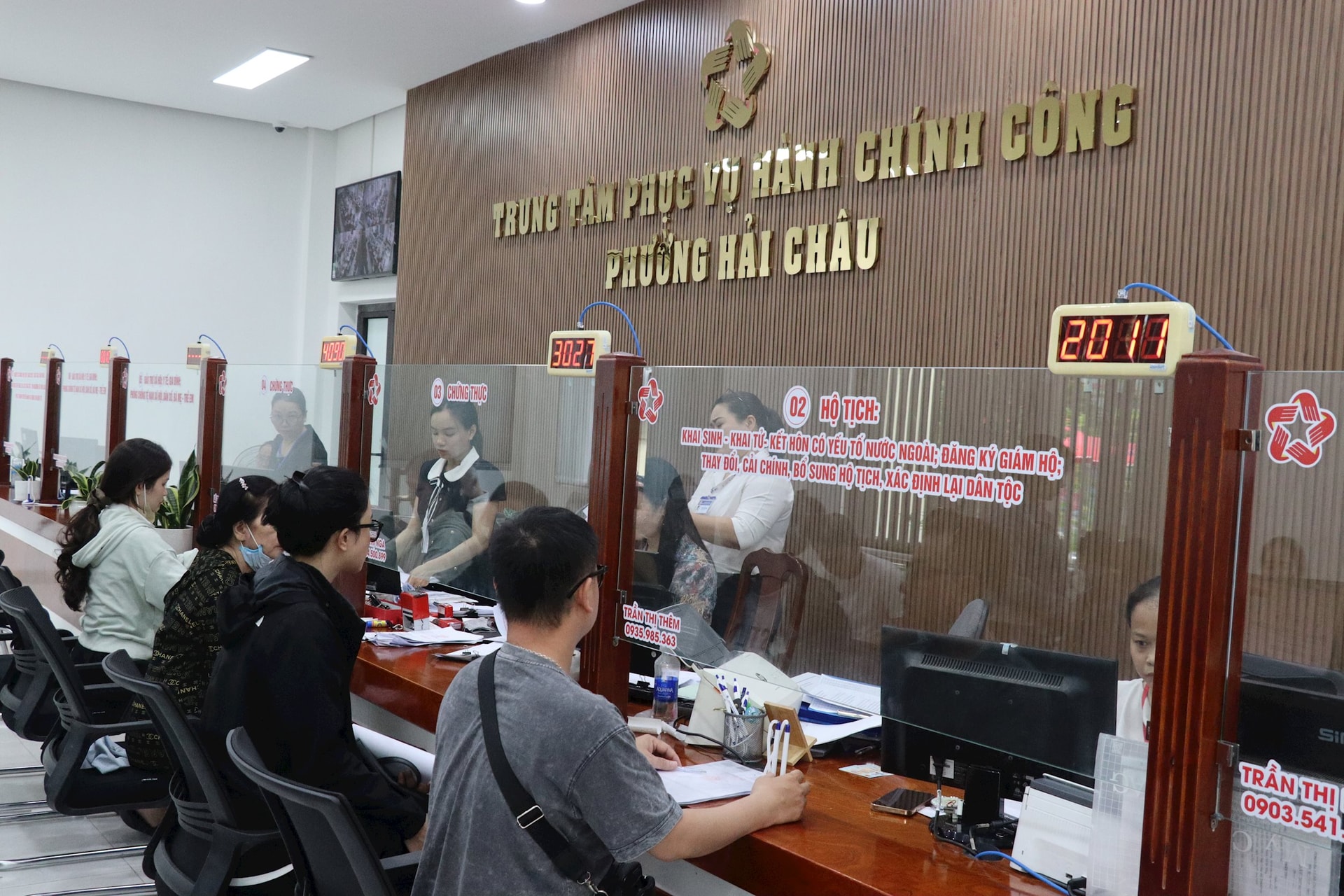 Chú trọng xây dựng nền hành chính phục vụ 