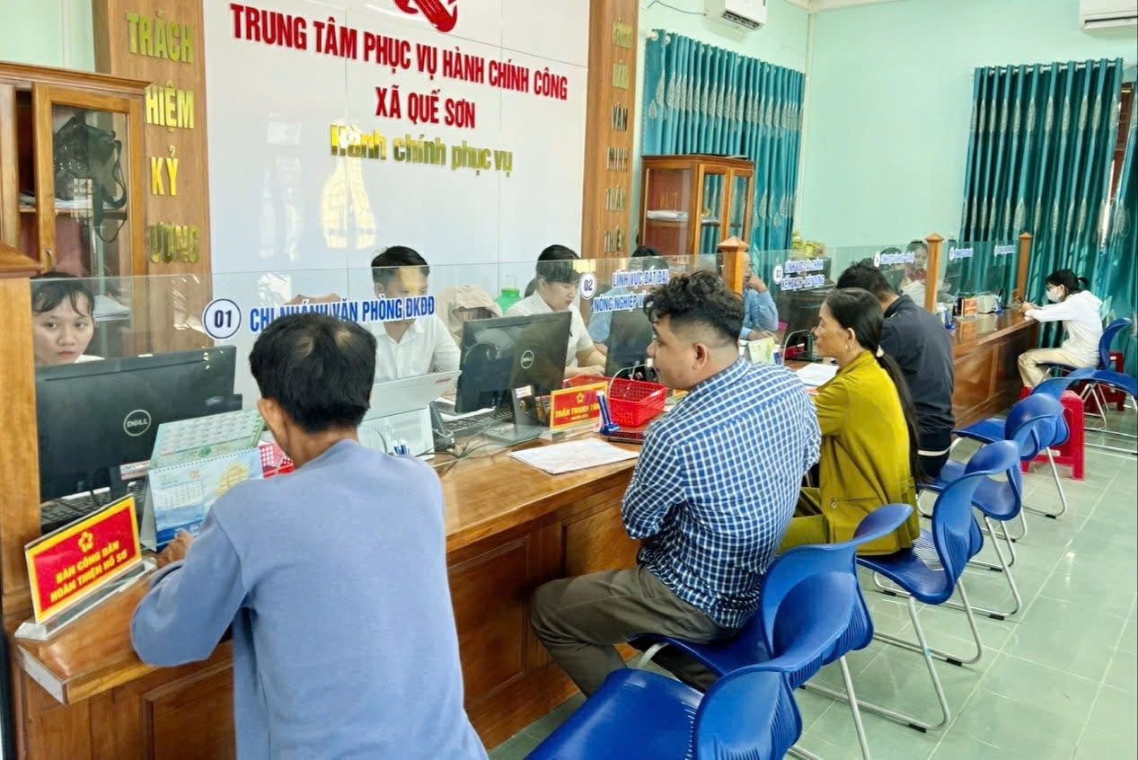 Đội ngũ cán bộ công chức, viên chức của Trung tâm Phục vụ hành chính công xã Quế Sơn nỗ lực nâng cao chất lượng phục vụ. Ảnh: NGUYỄN SỰ