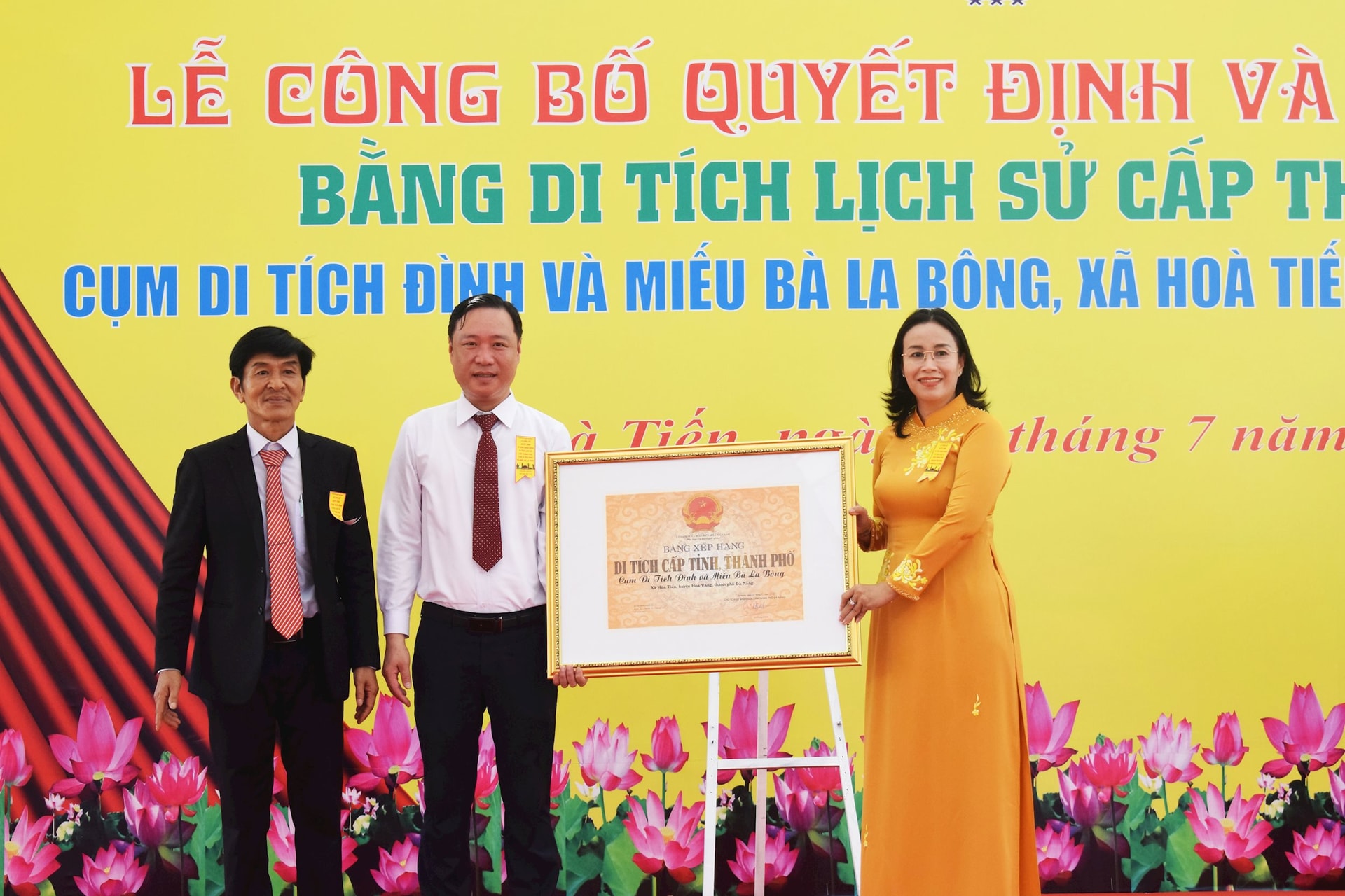 Phó Chủ tịch UBND thành phố Nguyễn Thị Anh Thi (phải) trao Bằng di tích lịch sử cấp thành phố đối với cụm di tích đình và miếu Bà La Bông cho Đảng bộ, chính quyền và nhân dân xã Hòa Tiến. Ảnh: ĐOÀN HẠO LƯƠNG