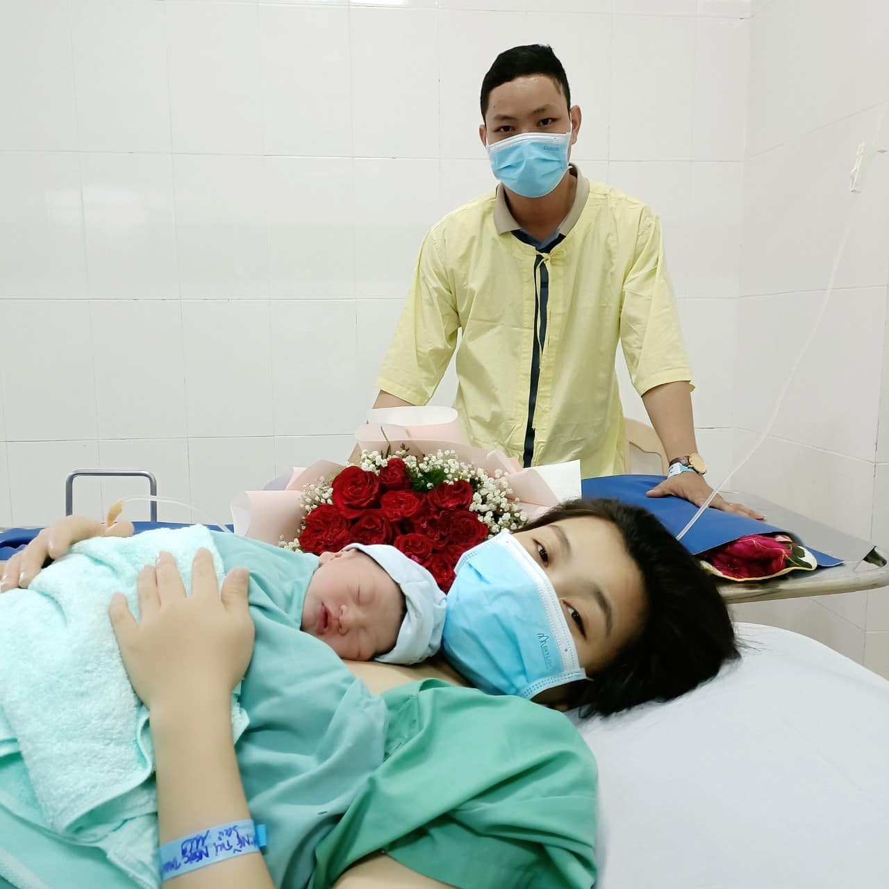 Niềm vui của người thân và sản phụ sau khi sinh. Ảnh: P.S