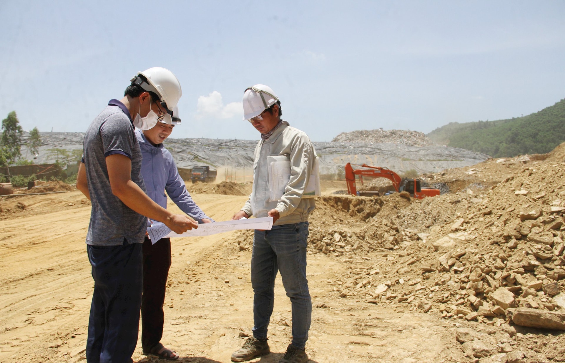 Lãnh đạo Ban Quản lý các dự án đầu tư cơ sở hạ tầng ưu tiên thành phố Đà Nẵng thường xuyên kiểm tra việc thi công hộc rác thứ 7 tại bãi rác Khánh Sơn. Ảnh: TRỌNG HÙNG
