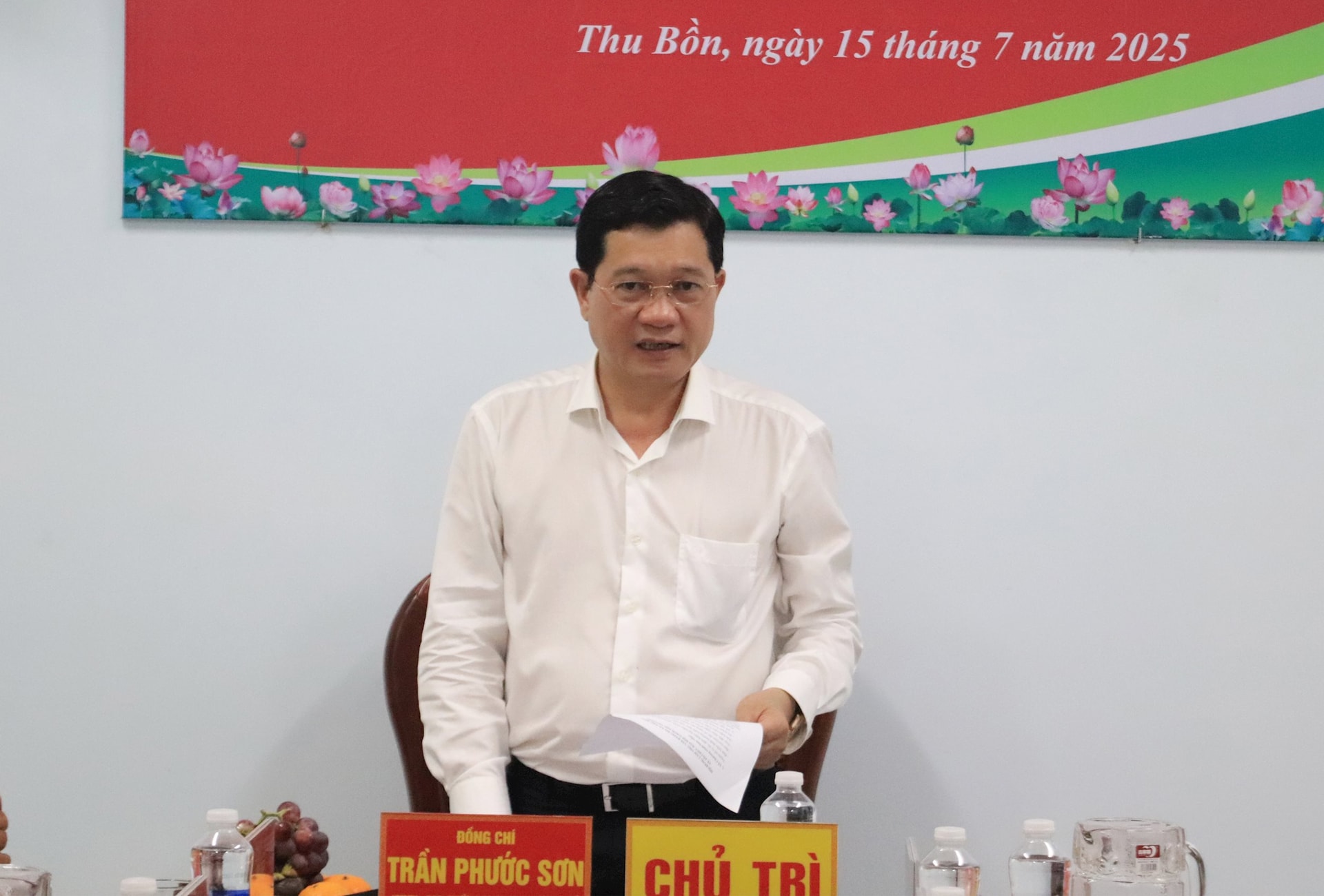 Phó Chủ tịch Thường trực HĐND thành phố Trần Phước Sơn phát biểu kết luận tại buổi làm việc với Ban Thường vụ Đảng ủy xã Thu Bồn. Ảnh: ĐẮC MẠNH