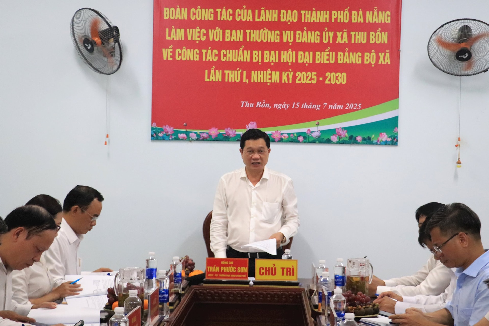 APhó Chủ tịch Thường trực HĐND thành phố Trần Phước Sơn phát biểu kết luận tại buổi làm việc với Ban Thường vụ Đảng ủy xã Thu Bồn. Ảnh: ĐẮC MẠNH