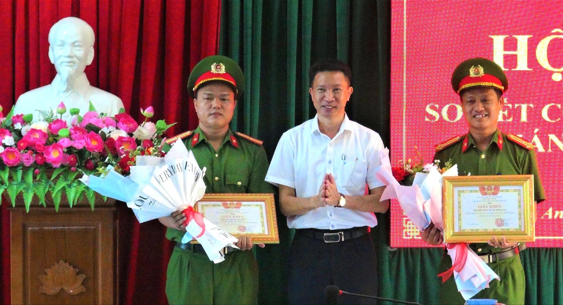 Chủ tịch UBND xã Thăng An khen thưởng đột xuất cho tập thể và cá nhân Công an xã Thăng An. Ảnh: HỒNG NĂM
