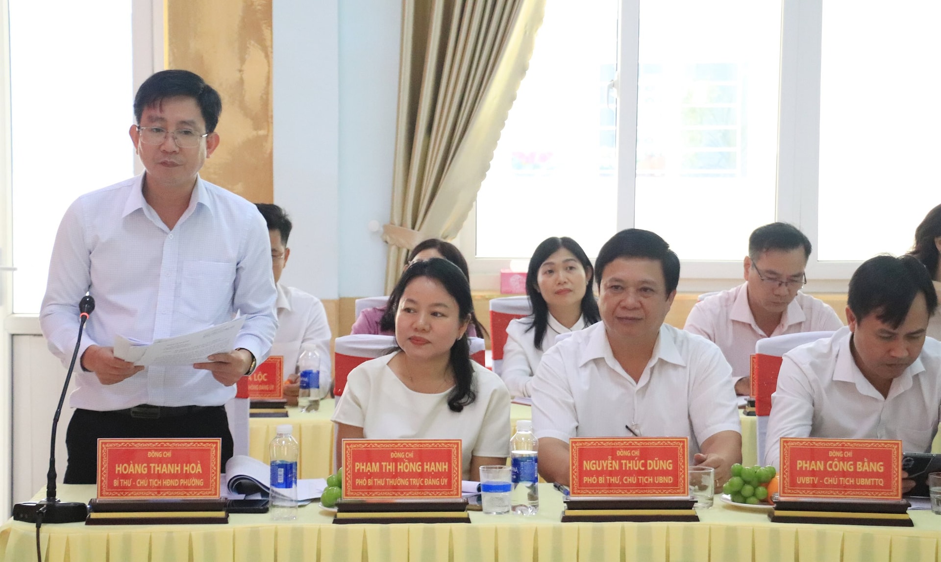 Bí thư Đảng ủy, Chủ tịch HĐND phường Hoàng Thanh Hòa báo cáo tại buổi làm việc. Ảnh: ĐẮC MẠNH