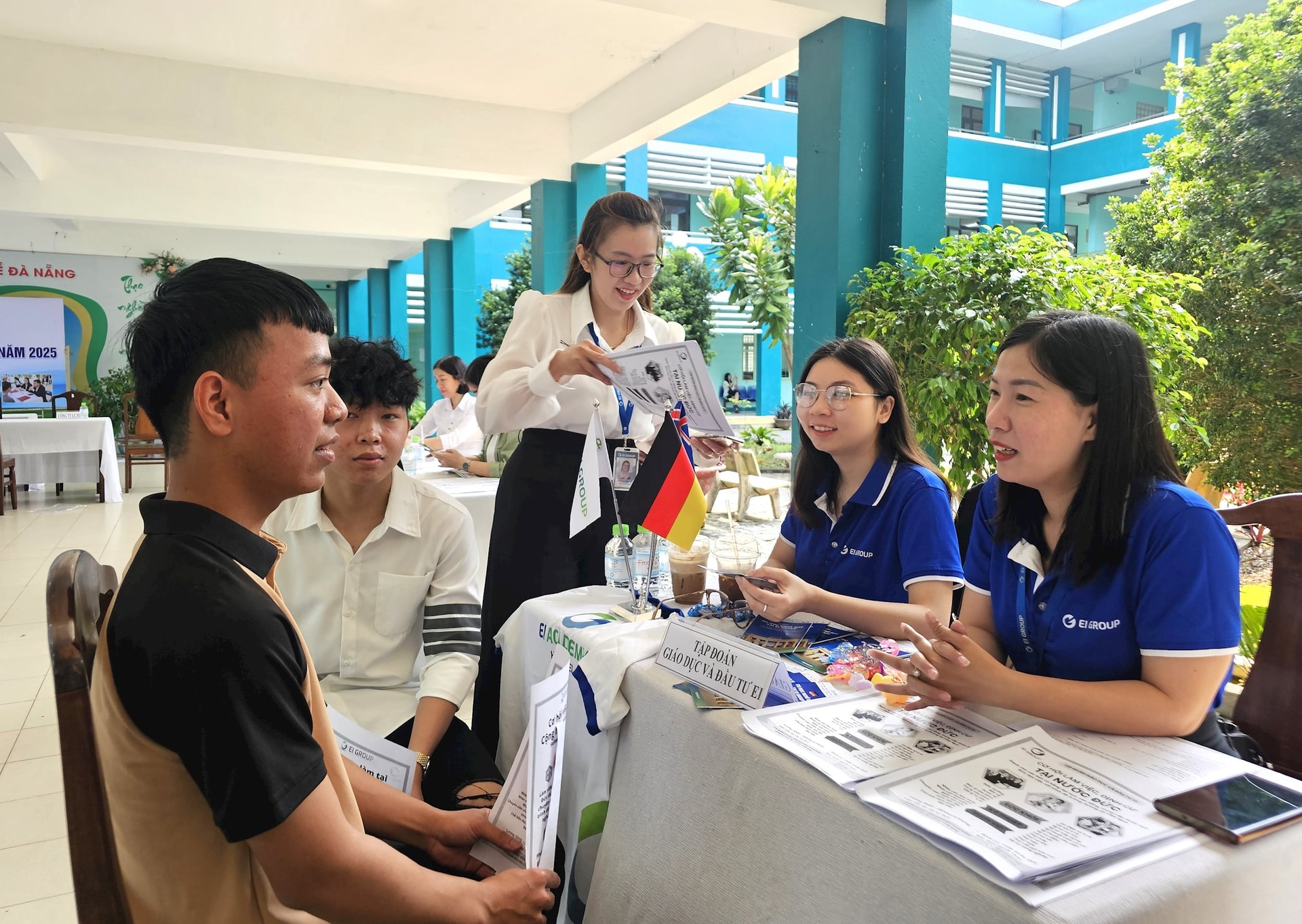 Sinh viên Trường Cao đẳng Nghề Đà Nẵng được doanh nghiệp tư vấn việc làm ngay sau lễ nhận bằng tốt nghiệp. Ảnh: LAM PHƯƠNG