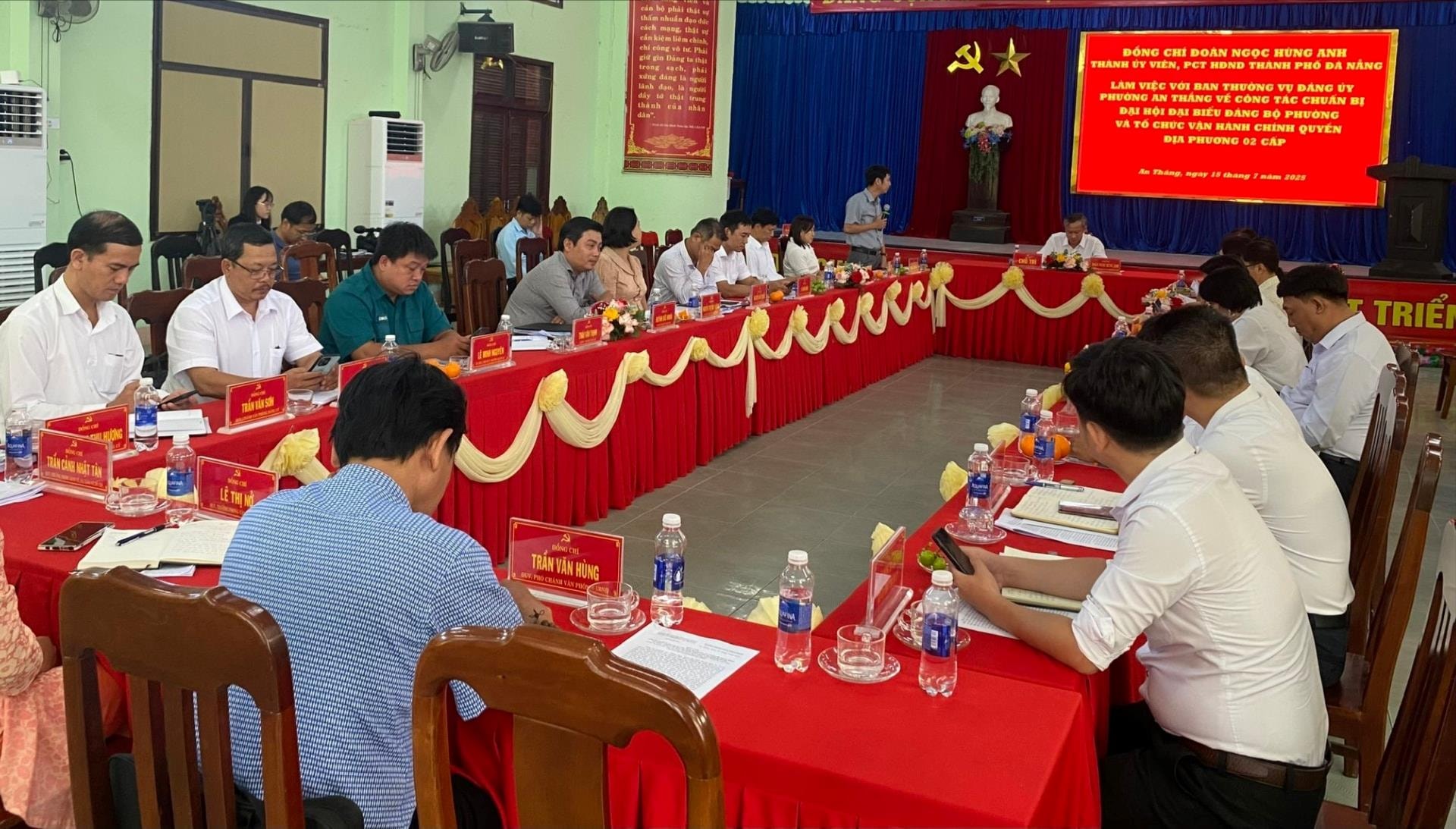 Đoàn công tác của thành phố Đà Nẵng làm việc với phường An Thắng sáng 15/7. Ảnh: KHÁNH LINH