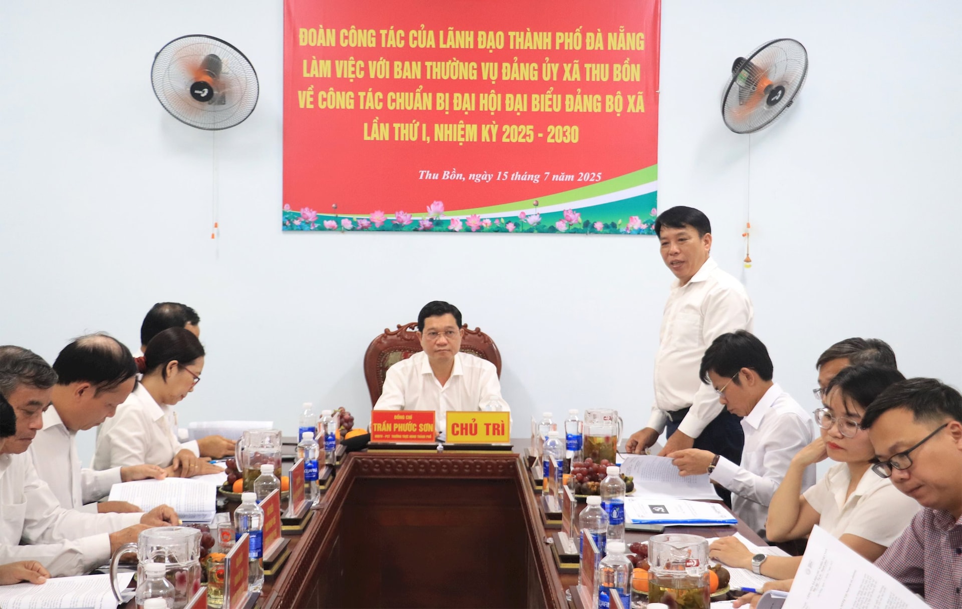 Bí thư Đảng ủy, Chủ tịch HĐND xã Thu Bồn Nguyễn Thế Đức báo cáo tại buổi làm việc. Ảnh: ĐẮC MẠNH