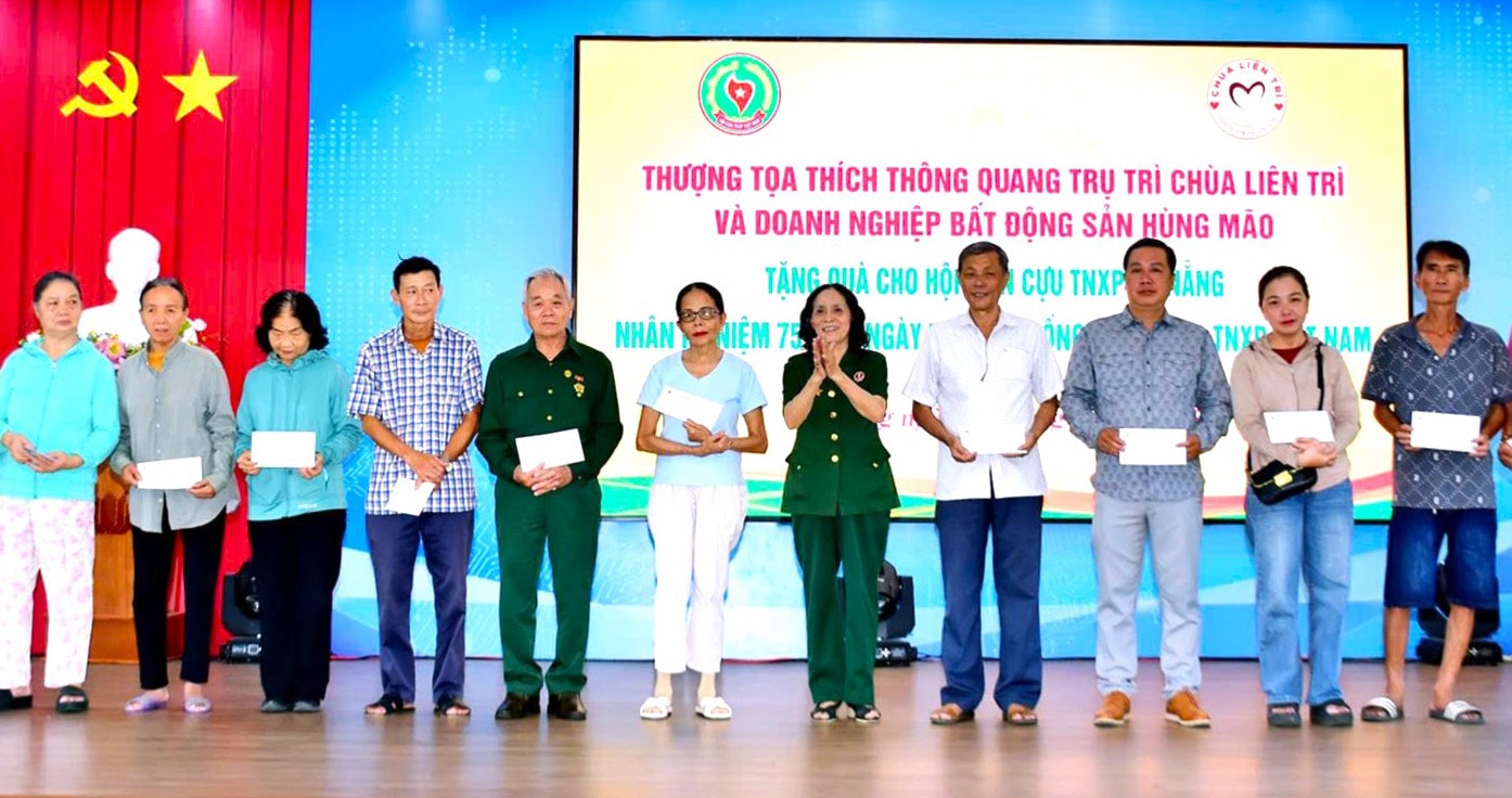 Ban Thường vụ Hội Cựu thanh niên xung phong thành phố Đà Nẵng trao 42 suất quà cho hội viên có hoàn cảnh khó khăn. Ảnh: N.Q