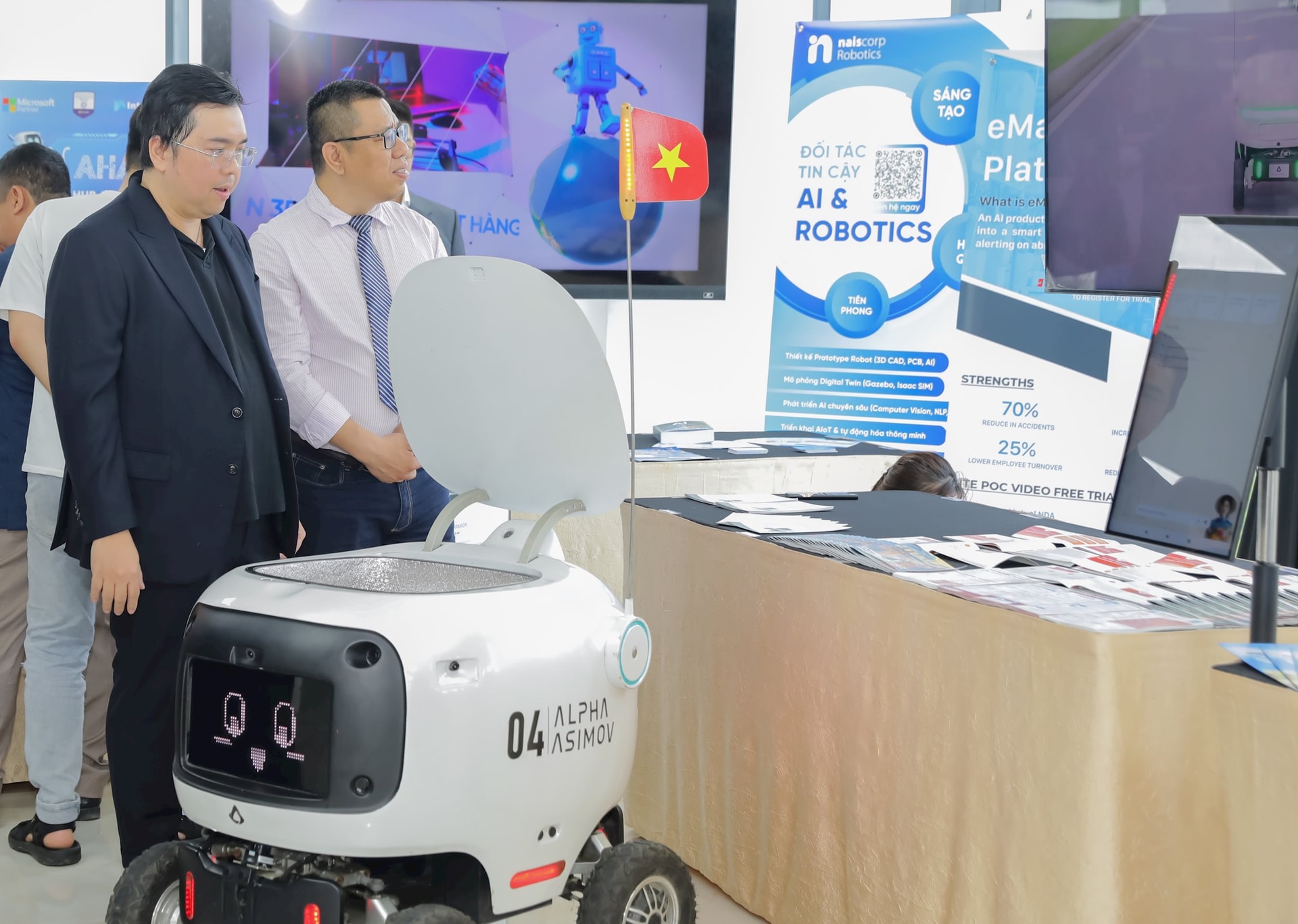 Đại diện các doanh nghiệp tìm hiểu thông tin và sản phẩm công nghệ mới tại các gian hàng công nghệ trong Khu Công viên phần mềm Đà Nẵng số 2. Ảnh: MAI QUẾ