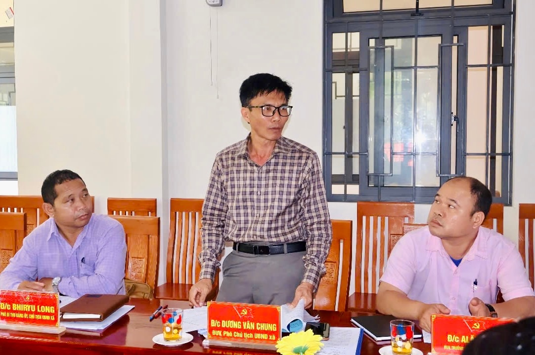 Đại diện lãnh đạo xã Bến Hiên tham gia góp ý dự án. Ảnh: A TING HÀN