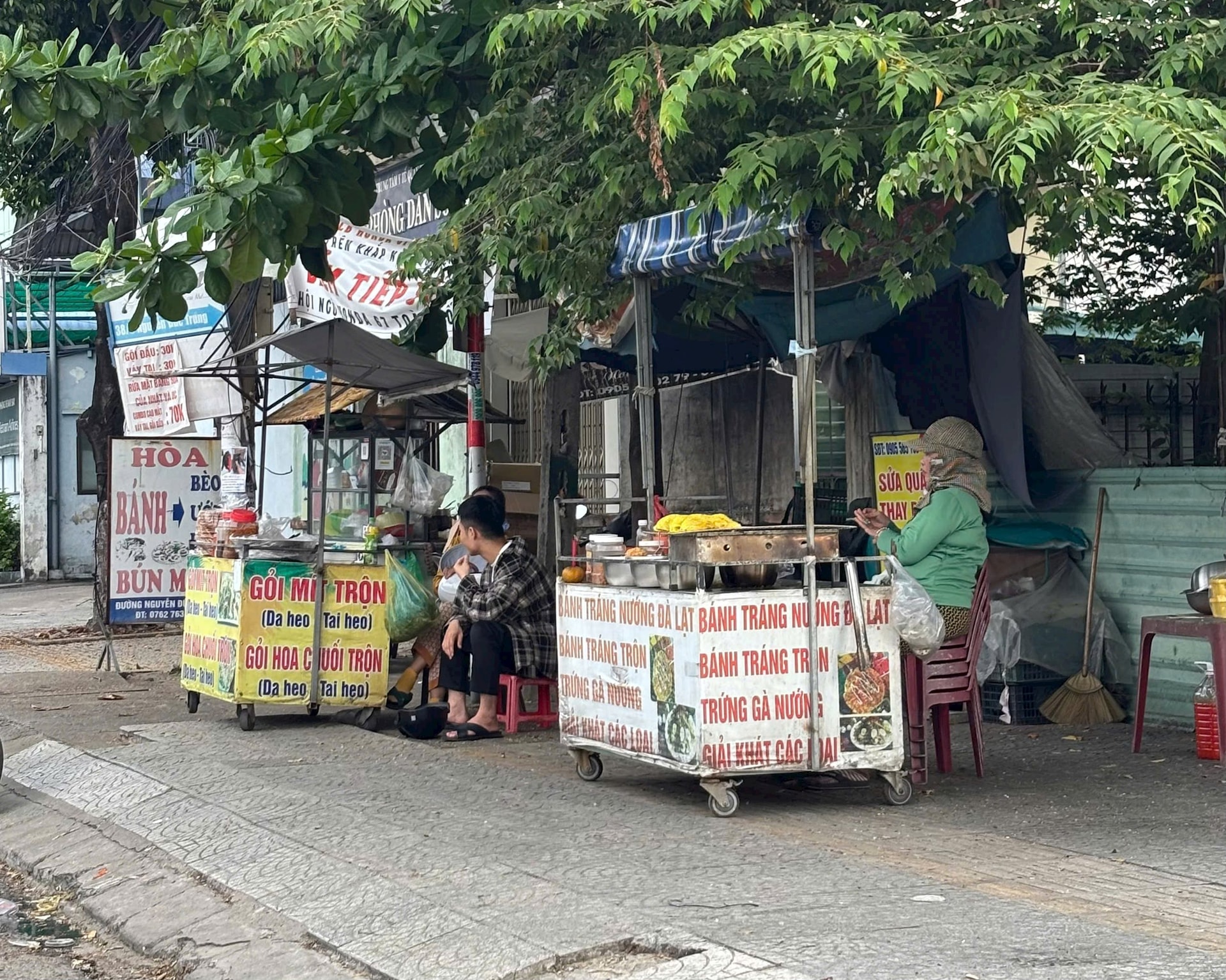 Muchos vendedores ambulantes venden todo tipo de bocadillos mal conservados. Foto: KHÁNH NGÁ