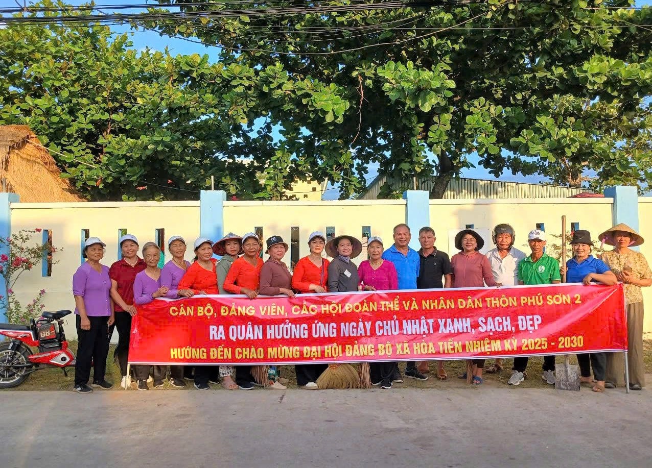Nhân dân xã Hòa Tiến ra quân hưởng ứng Ngày Chủ nhật xanh - sạch - đẹp chào mừng đại hội Đảng bộ xã nhiệm kỳ 2025-2030. Ảnh: T. HUY