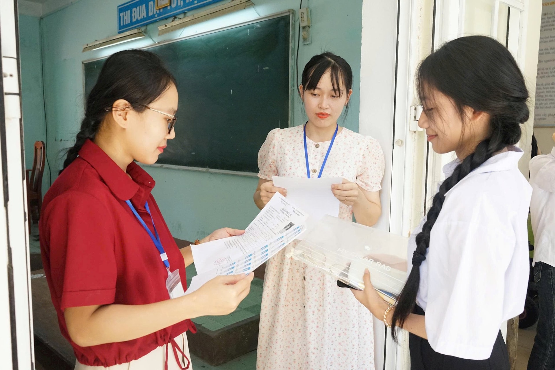 Thí sinh tham gia dự thi tốt nghiệp THPT năm 2025 tại điểm thi Trường THPT Phạm Phú Thứ. Ảnh: THU HÀ