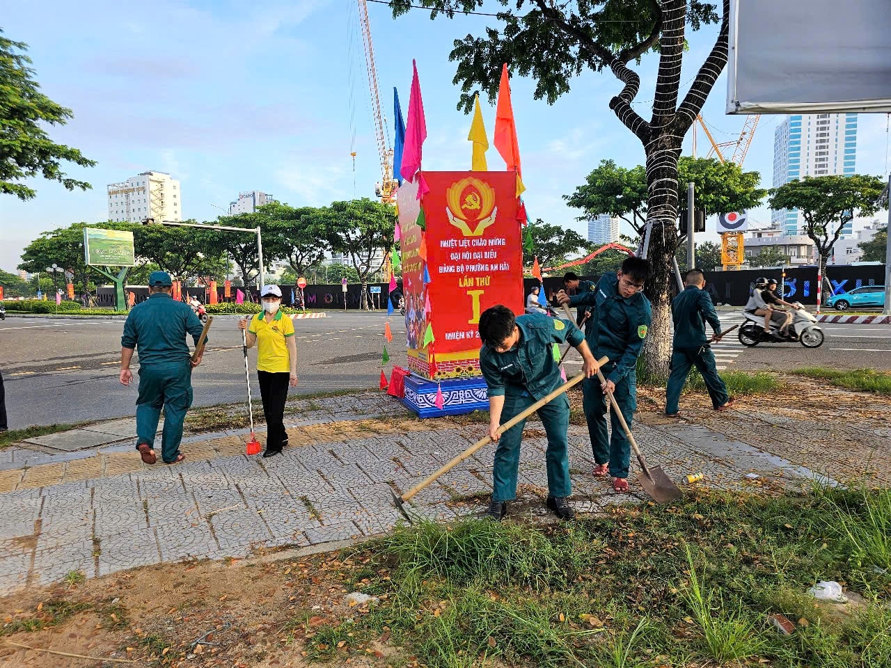 Các lực lượng tham gia dọn vệ sinh hưởng ứng chào mừng Đại hội Đảng bộ phường An Hải. Ảnh: T. HUY
