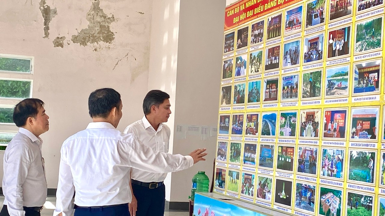 Đoàn công tác thành phố kiểm tra khu vực tổ chức Đại hội Đảng bộ xã Nông Sơn. Ảnh: THU PHƯƠNG