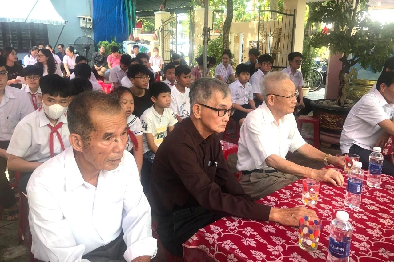 Tộc Trần Viết được UBND thành phố tặng bằng khen dòng họ học tập tiêu biểu. Ảnh: KHÁNH HUYỀN