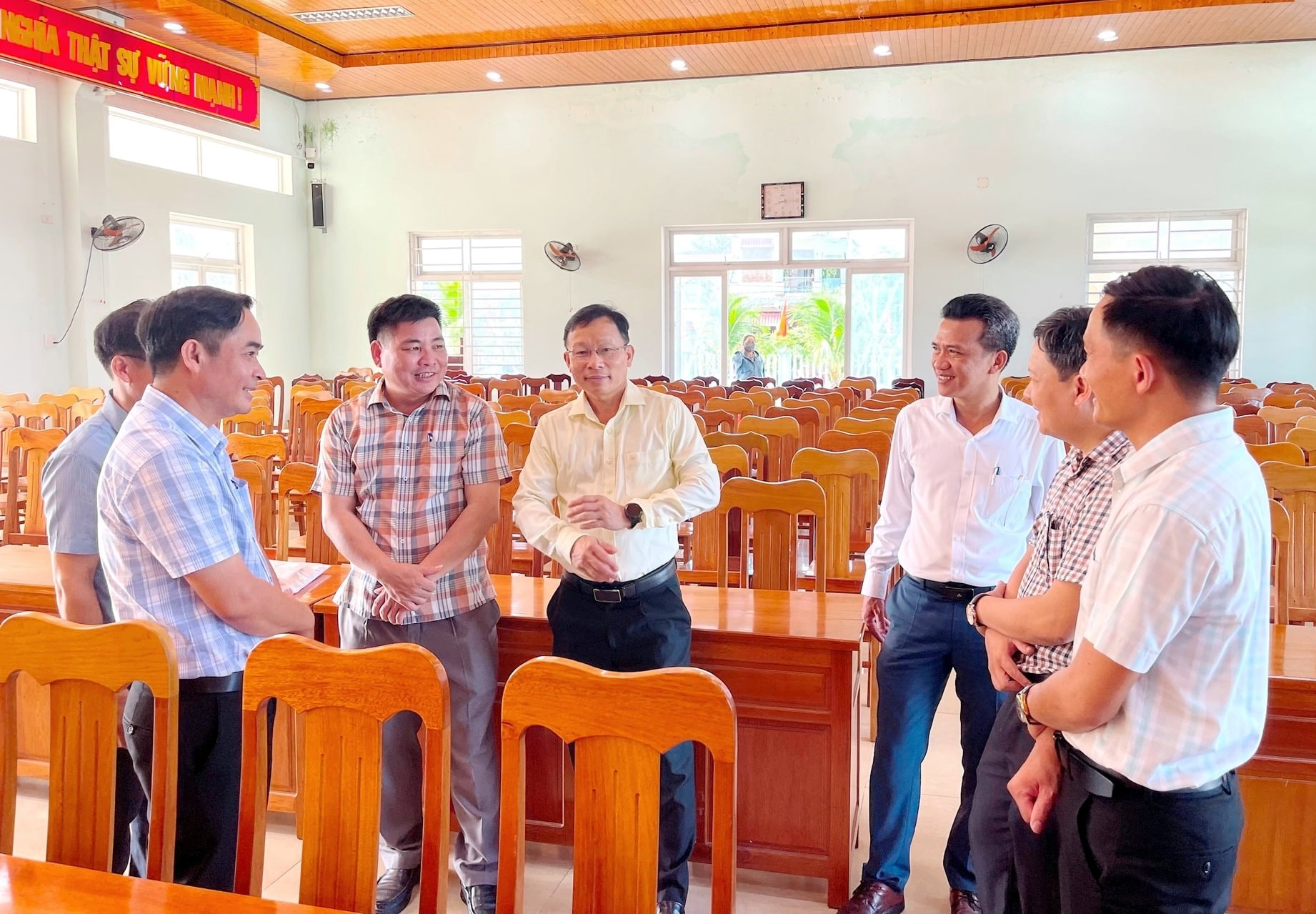 Trưởng ban Tổ chức Thành ủy Đoàn Duy Tân (giữa) khảo sát địa điểm tổ chức Đại hội Đảng bộ xã Duy Nghĩa. Ảnh: TUYẾT MAI