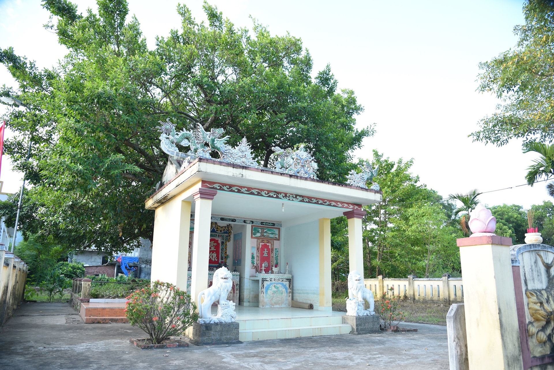 Di tích miếu Bà La Bông.