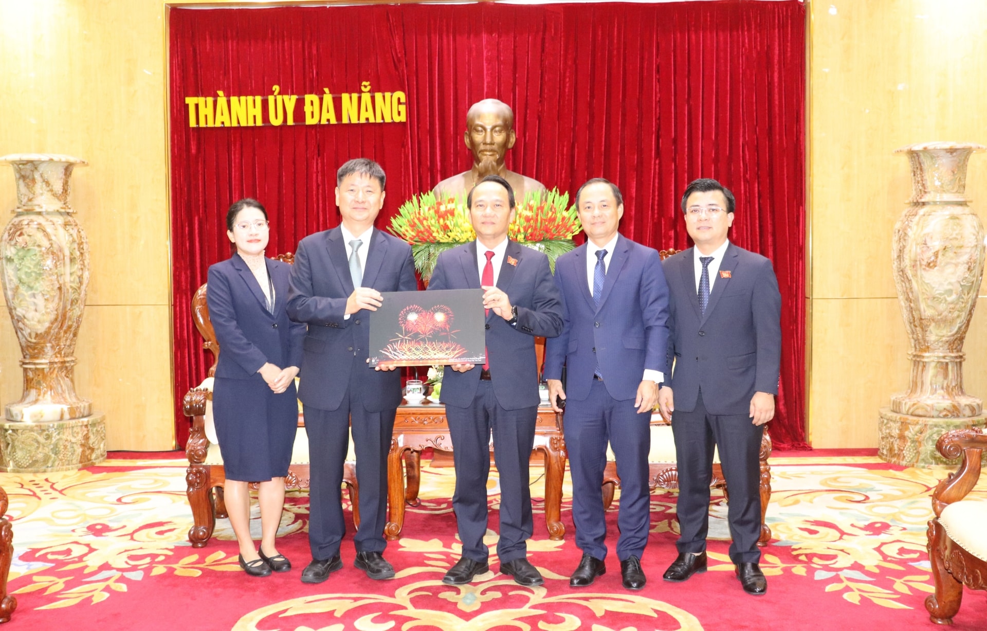 Phó Bí thư Thường trực Thành ủy Nguyễn Đình Vĩnh (giữa) tặng Tổng Lãnh sự Hàn Quốc Kang Boosung bức ảnh pháo hoa của đội Hàn Quốc tham gia DIFF 2025. Ảnh: NGỌC HÀ