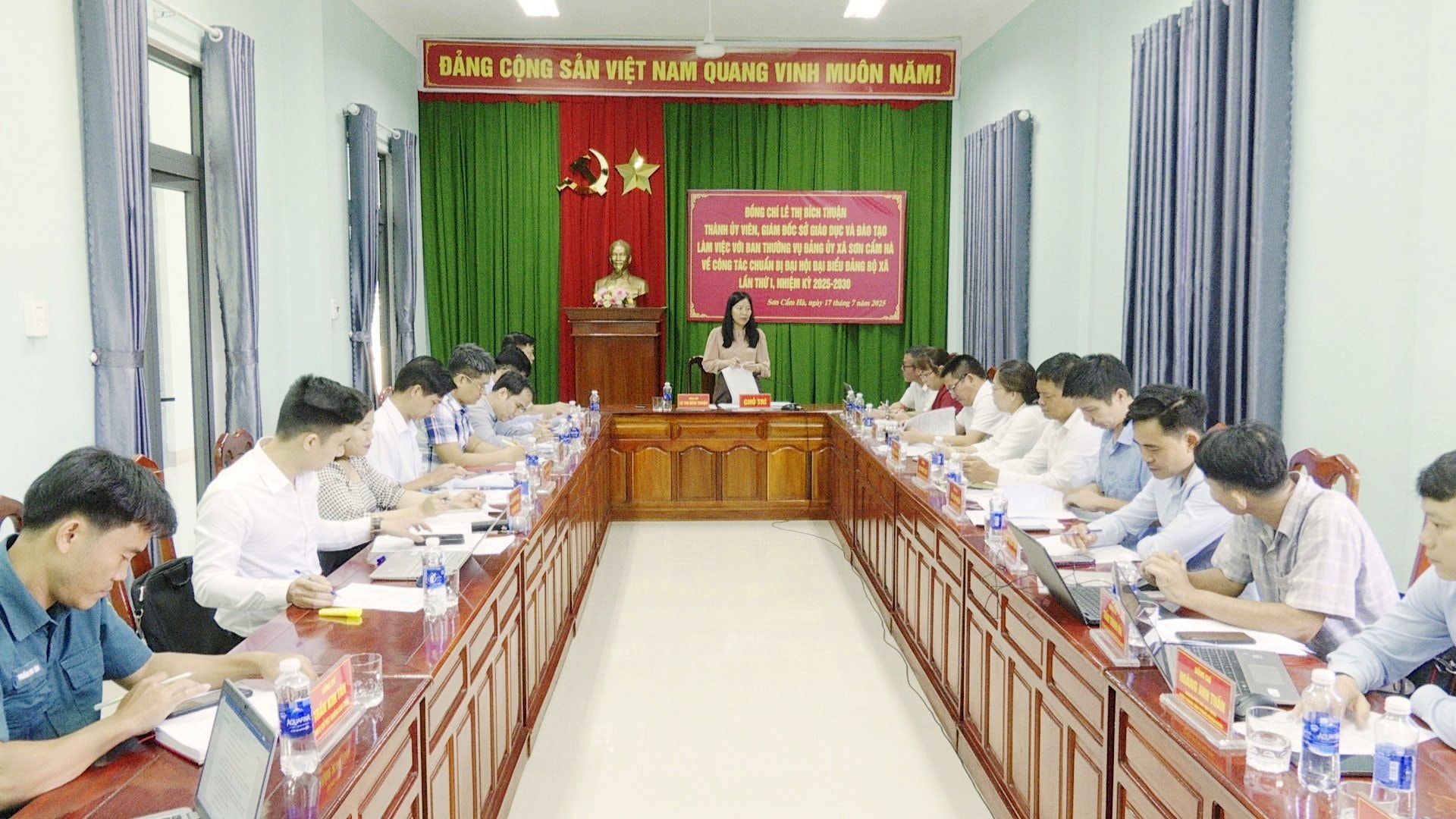 Giám đốc Sở Giáo dục và Đào tạo thành phố Lê Thị Bích Thuận chủ trì làm việc với Ban Thường vụ Đảng ủy xã Sơn Cẩm Hà. Ảnh: NGUYỄN HƯNG