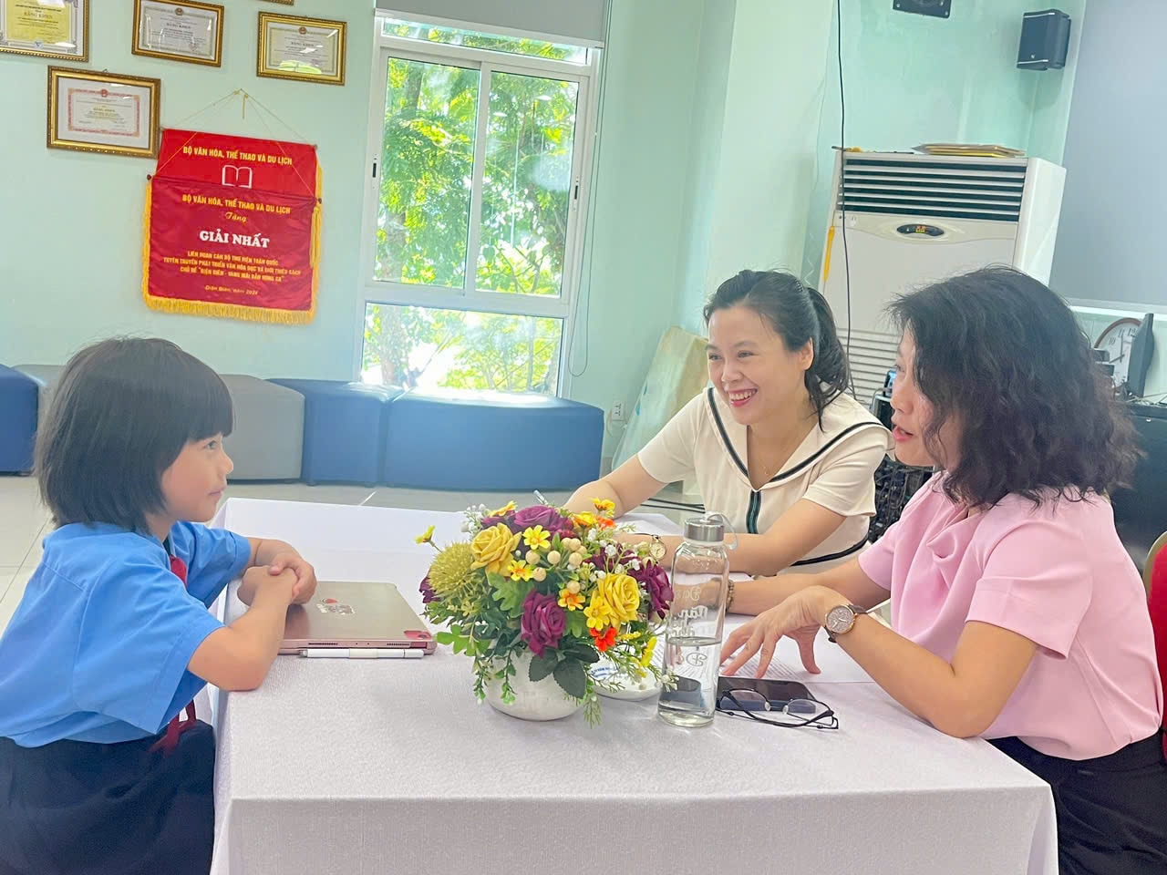 Phỏng vấn trực tiếp các thí sinh lọt vào vòng chung khảo cấp Tiểu học.