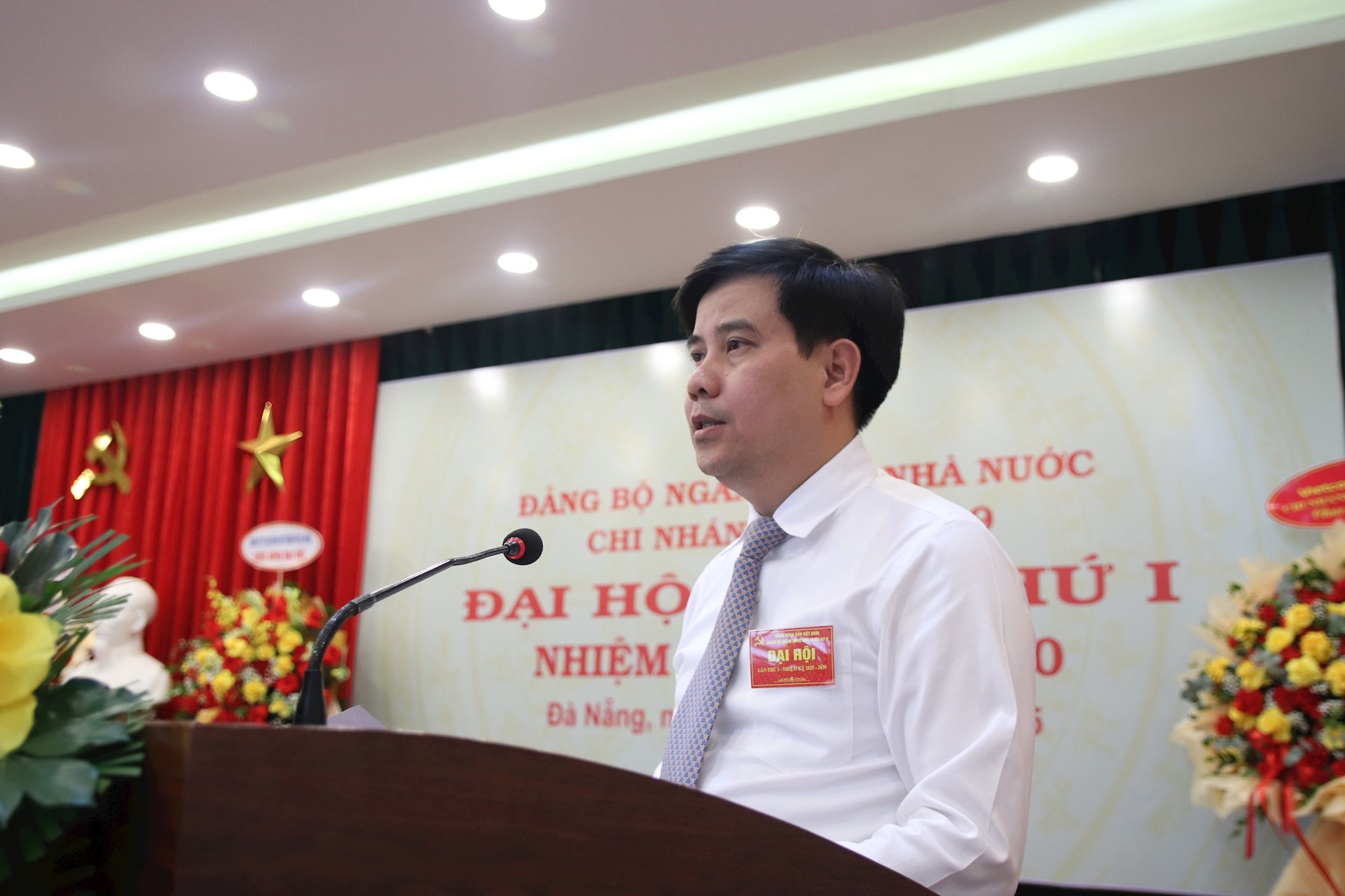 Giám đốc NHNN chi nhánh Khu vực 9 Lê Anh Xuân, Bí thư Đảng ủy NHNN chi nhánh Khu vực 9 phát biểu tiếp thu tại đại hội. Ảnh: TRONG HUY