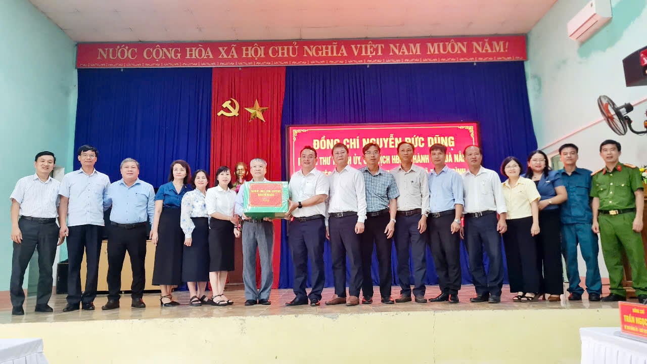 Phó Bí thư Thành ủy, Chủ tịch HĐND thành phố Nguyễn Đức Dũng trao tặng quà cho Đảng ủy xã Thạnh Bình. Ảnh: HOÀNG LIÊN