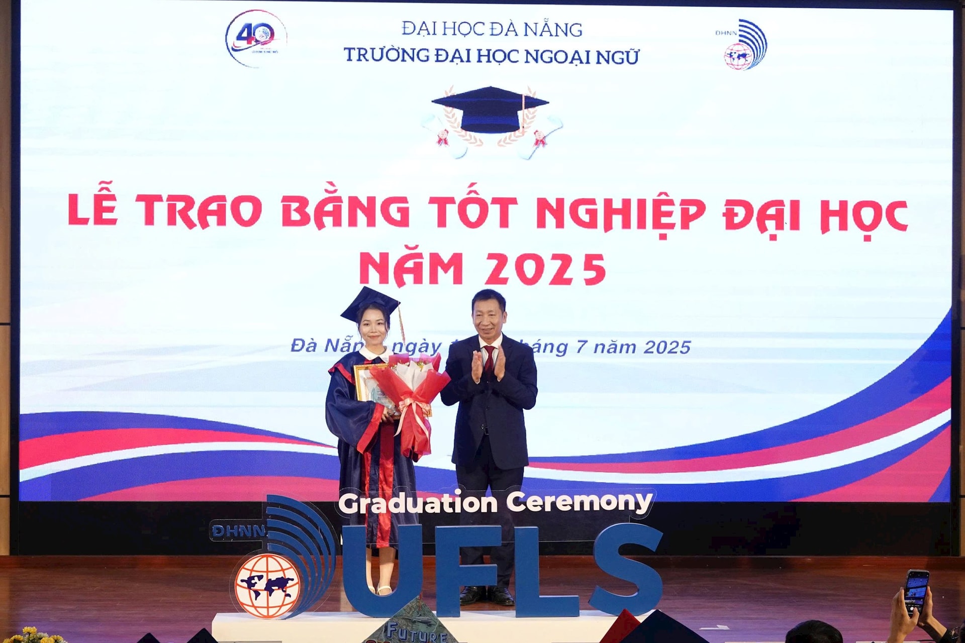 PGS.TS Lê Thành Bắc, Phó Giám đốc Đại học Đà Nẵng trao giấy khen của Giám đốc Đại học Đà Nẵng cho sinh viên đạt thành tích xuất sắc trong học tập. Ảnh: NGỌC HÀ