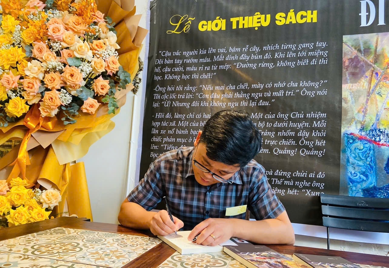 Tác giả Lê Phi ký tặng sách cho độc giả tại buổi giới thiệu sách diễn ra ngày 5/7/2025. Ảnh: TIỂU YẾN