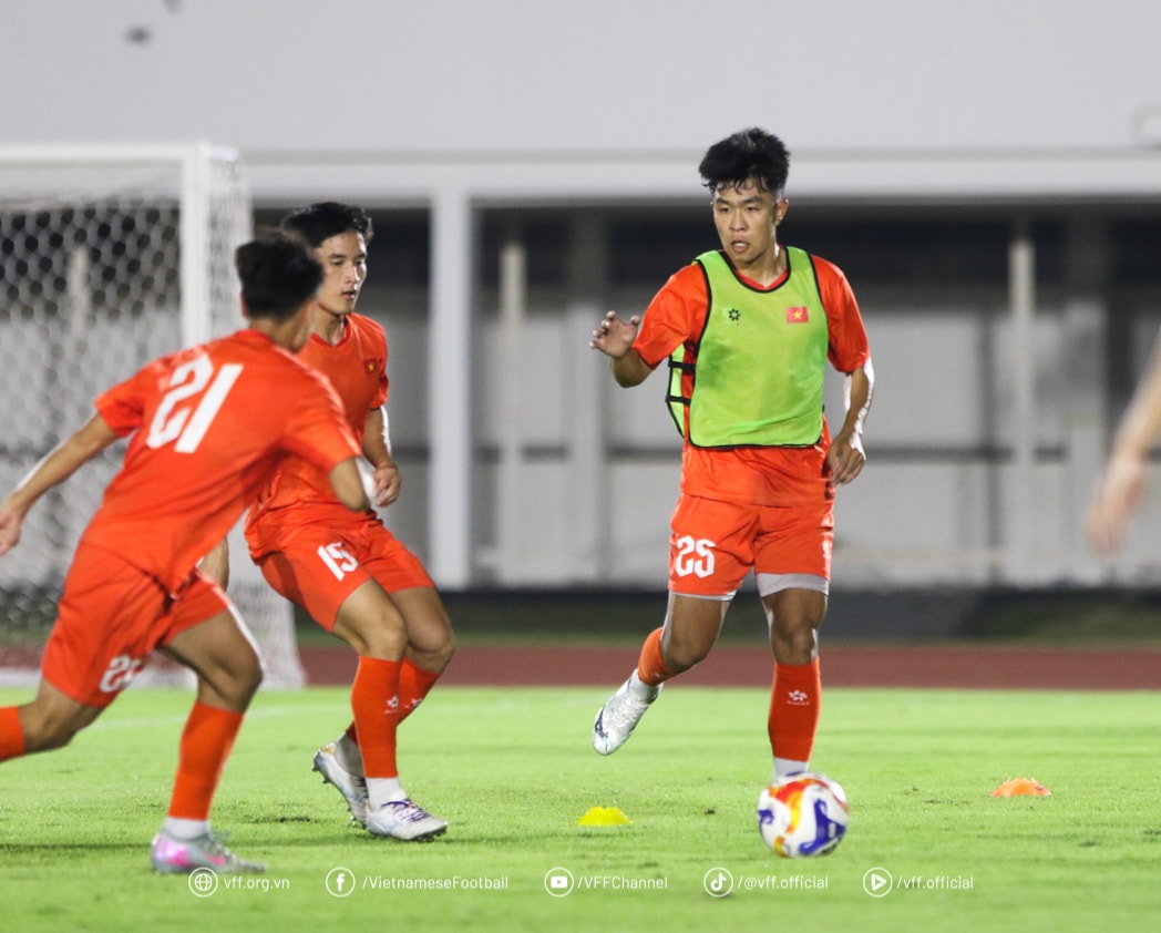 Đội tuyển U23 Việt Nam nỗ lực tập luyện hướng đến trận đấu đầu tiên với U23 Lào. Ảnh: VFF