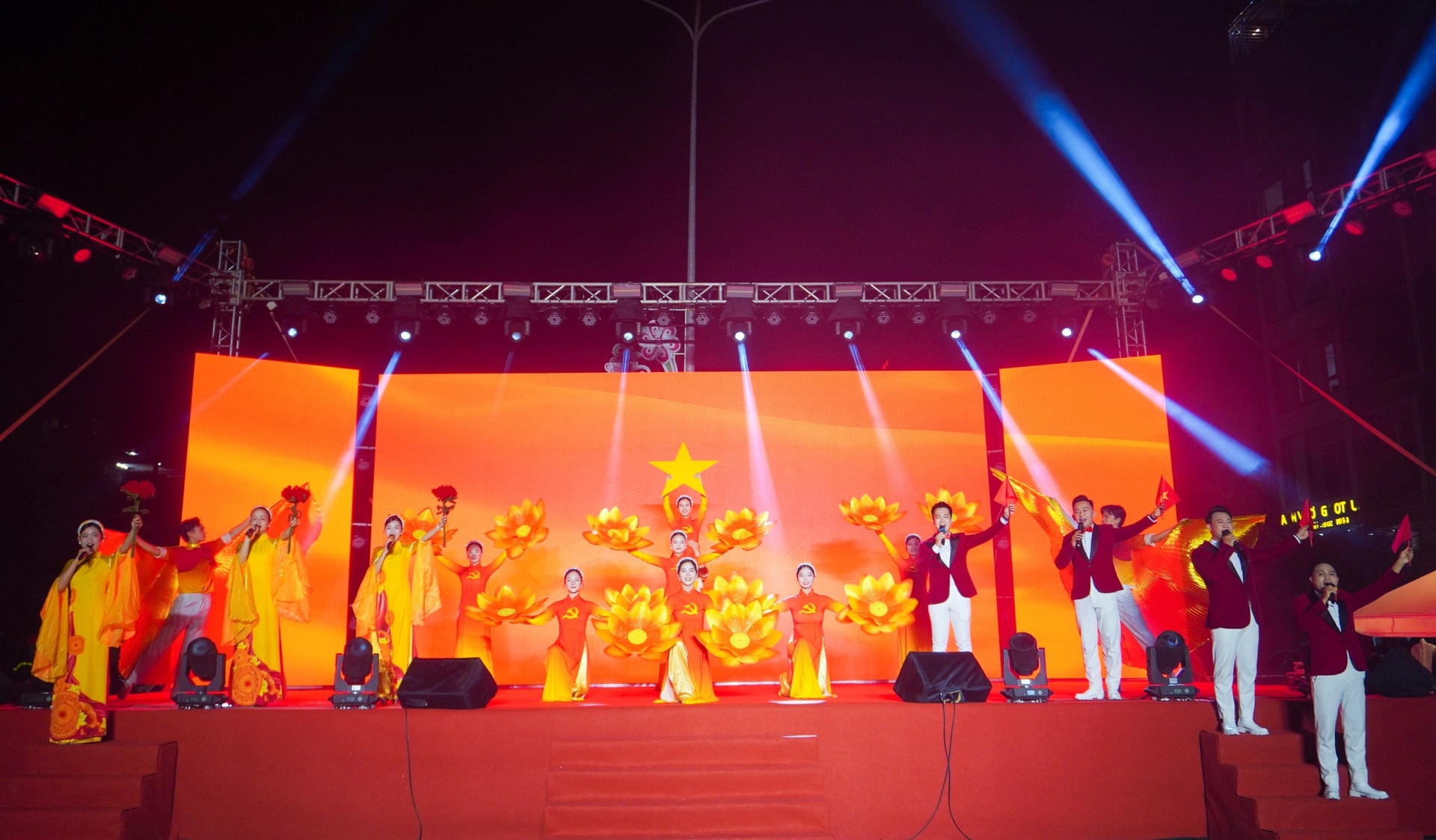 Đảng ủy, HĐND, UBND, Ủy ban MTTQ Việt Nam phường Ngũ Hành Sơn tổ chức chương trình nghệ thuật chào mừng thành công Đại hội đại biểu Đảng bộ phường Ngũ Hành Sơn lần thứ Nhất (nhiệm kỳ 2025 - 2030). Ảnh: H.T