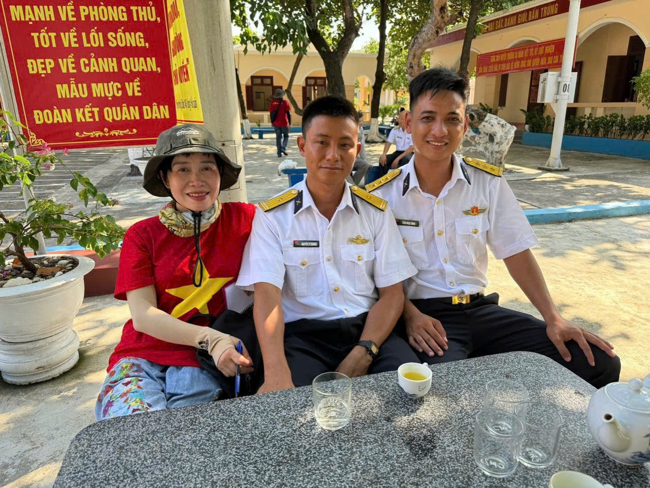 Nhà báo, nhà thơ Hoàng Thụy Anh và các chiến sĩ là đồng hương Quảng Bình.