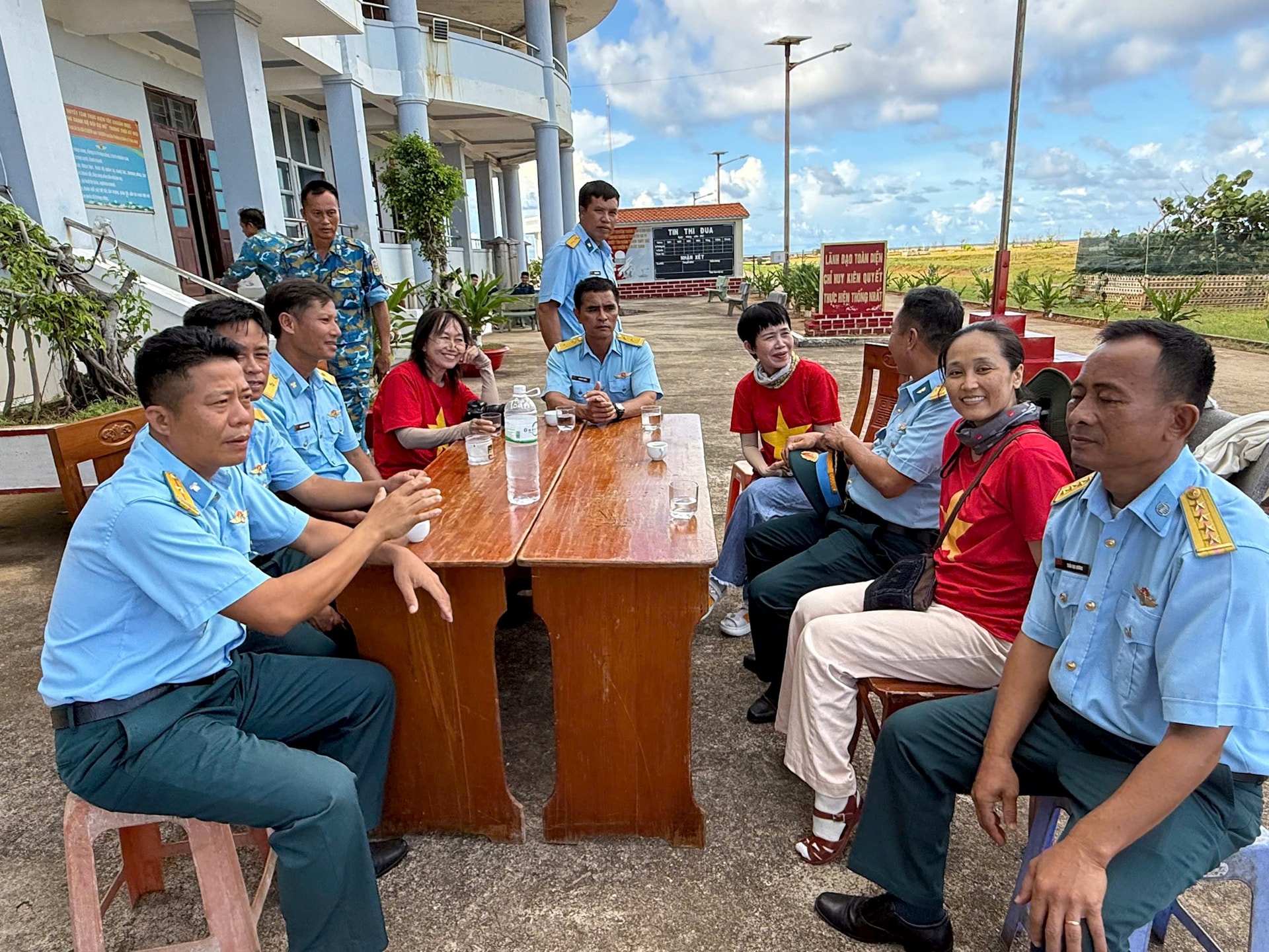 Nghệ sĩ múa Phan Thị Thục Linh (dãy bên phải, thứ 2 từ trên xuống) đang trò chuyện cùng đồng hương Đà Nẵng và các chiến sĩ trạm Radar 11 trên đảo Trường Sa. 