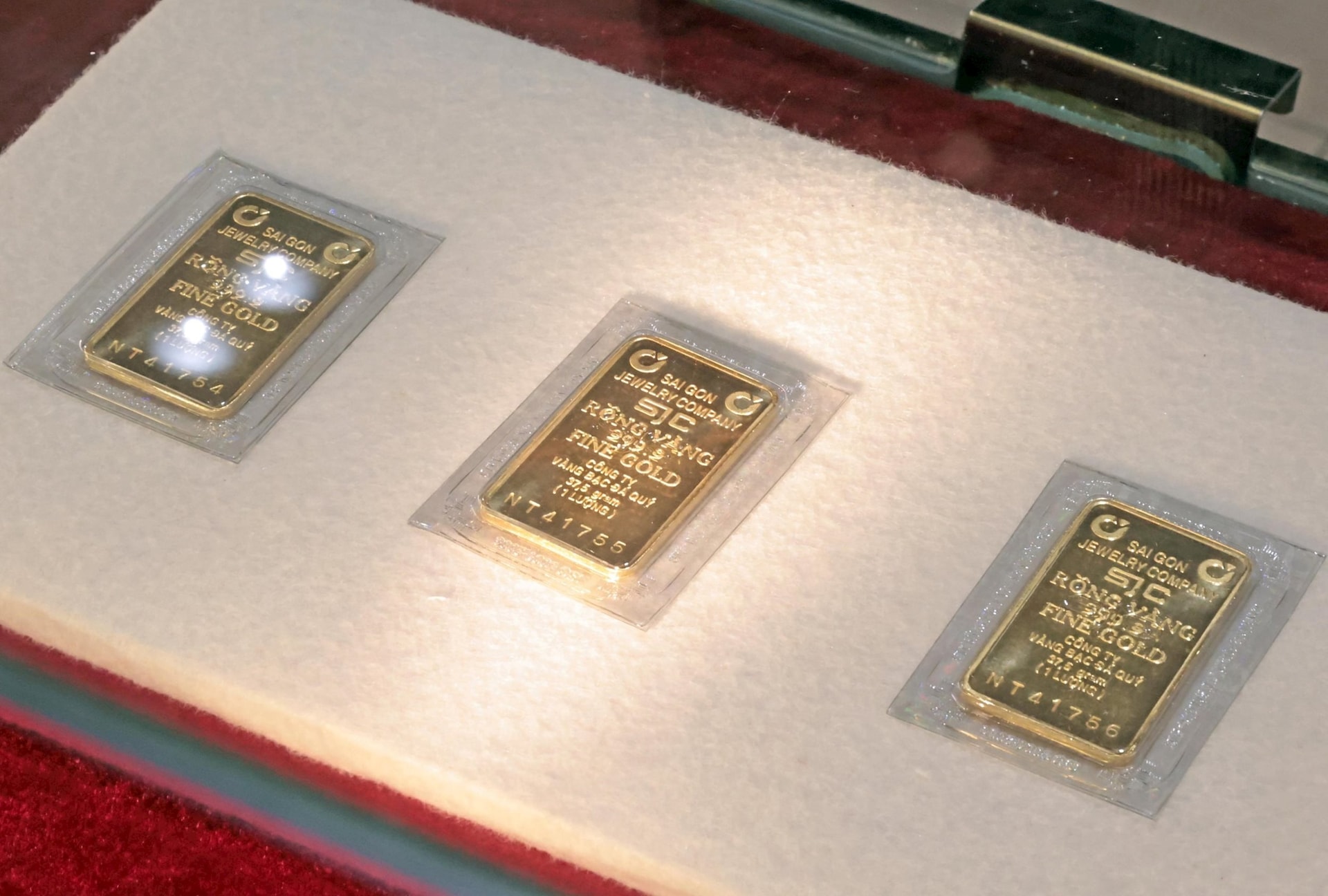 Giá vàng hôm nay 19 7 2025 Vàng SJC neo chặt 121 triệu, vàng thế giới lên đồng 3347 USD