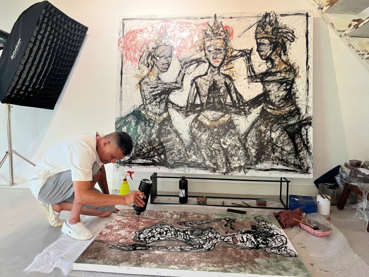 Các tác phẩm phản ánh con người và cảnh sắc của di sản Hội An. Ảnh: X.H