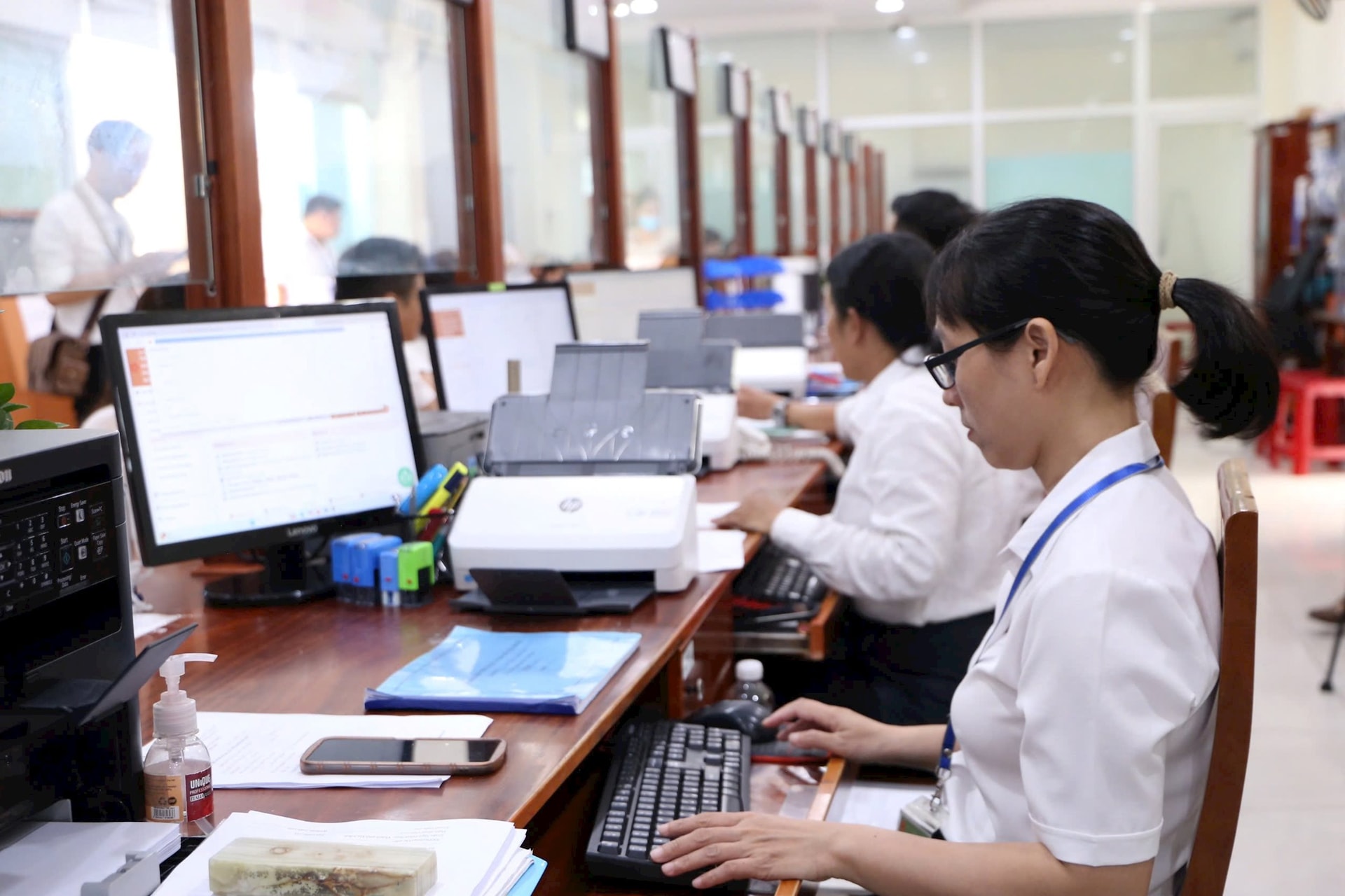 Trung tâm Phục vụ hành chính công phường Ngũ Hành Sơn nỗ lực phục vụ người dân. Ảnh: XUÂN HẬU