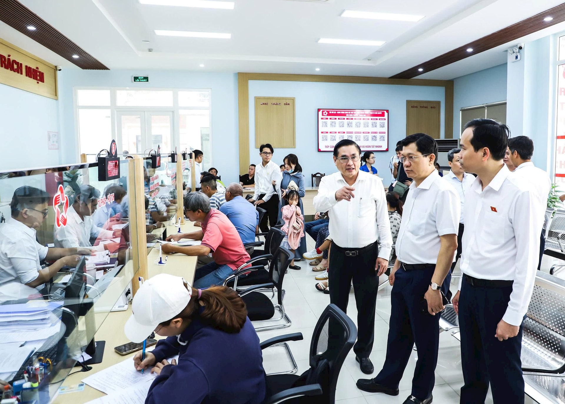 Lãnh đạo thành phố kiểm tra thực tế hoạt động tại Trung tâm Phục vụ hành chính công phường Thanh Khê. Ảnh: NGỌC PHÚ