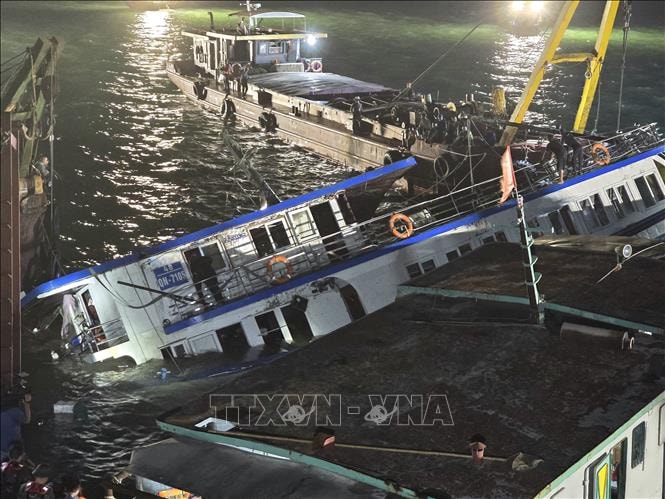 Khoảng 1 giờ 30 phút, tàu du lịch 48 QN-7105 cơ bản được trục vớt lên mặt nước. Ảnh: Thanh Vân/TTXVN
