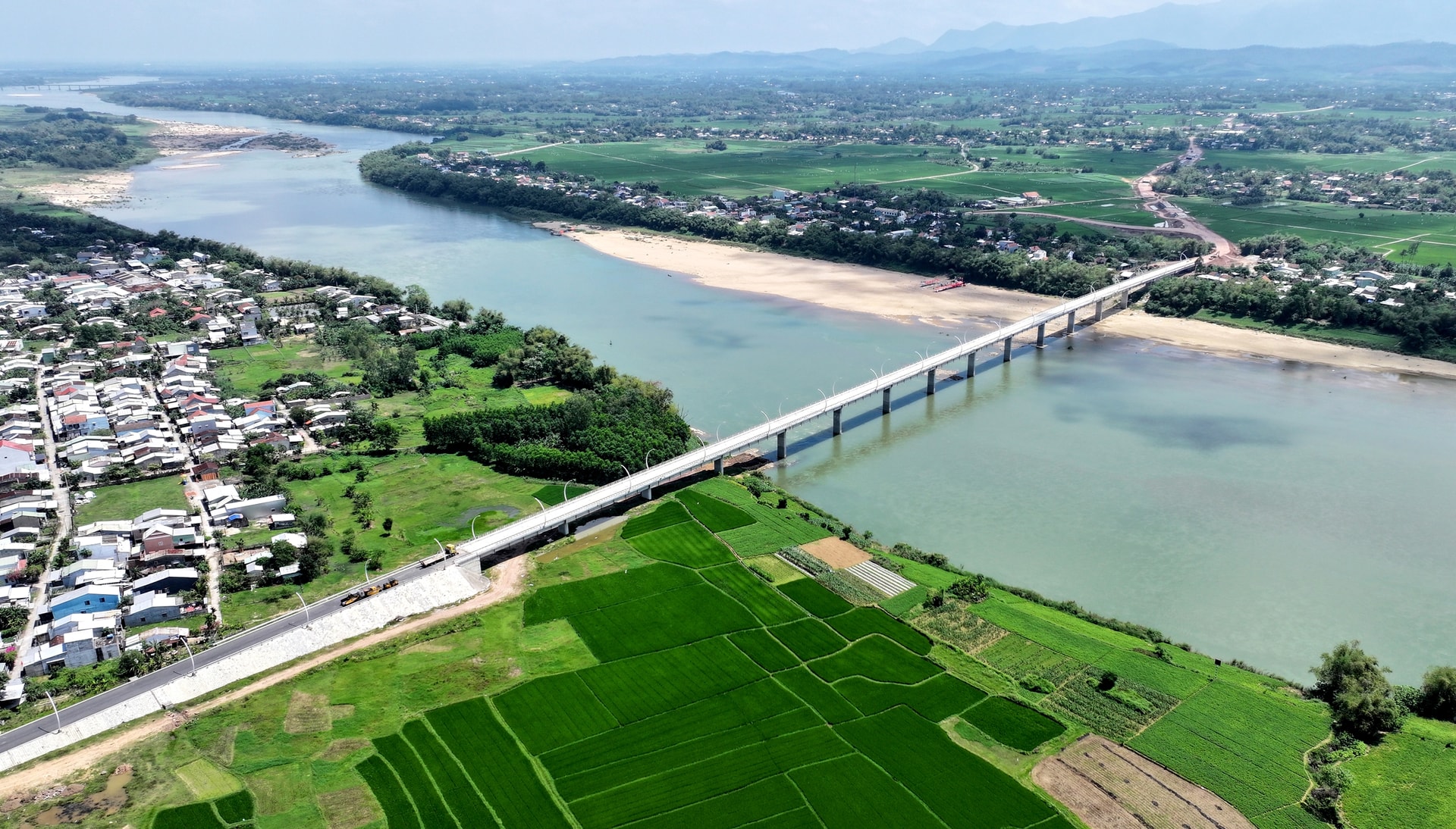 Cầu Sông Thu bắc qua sông Thu Bồn, nối liền xã Phú Thuận với xã Thu Bồn là điều kiện thuận lợi để khai thác thương mại - dịch vụ ven đường dẫn. Ảnh: HỒ QUÂN