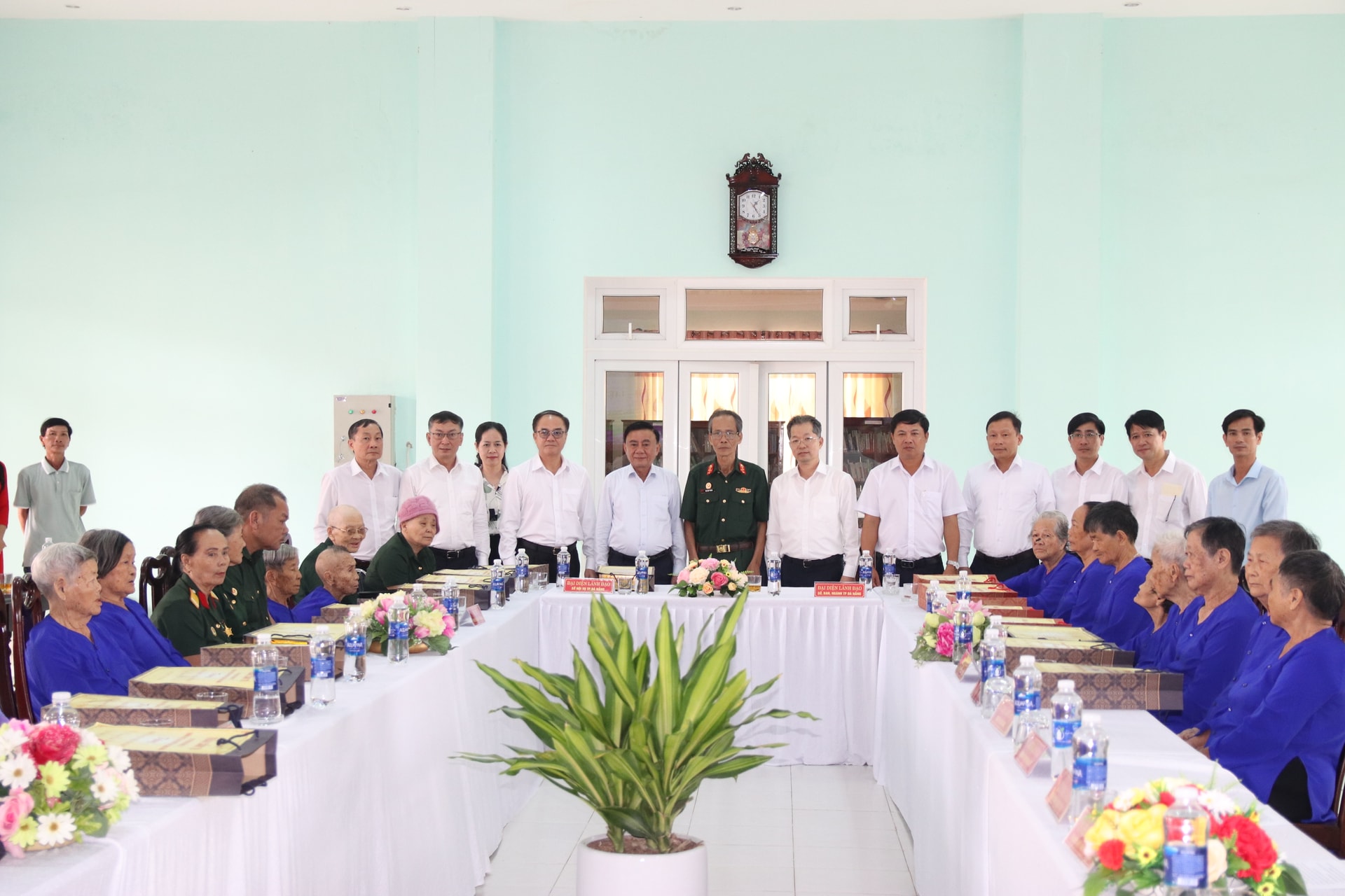 Thường trực Ban Bí thư Trung ương Đảng Trần Cẩm Tú, Bí thư Thành ủy Nguyễn Văn Quảng chụp ảnh lưu niệm cùng tập thể Trung tâm Phụng dưỡng người có công cách mạng thành phố Đà Nẵng (cơ sở 2, phường Hội An Tây). Ảnh: TRỌNG HUY