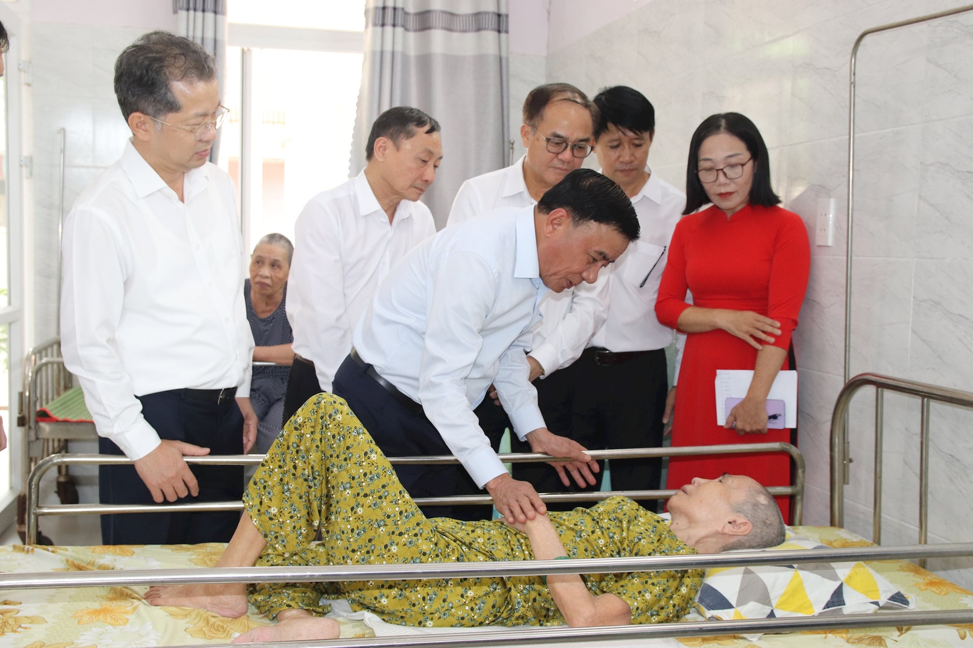 Thường trực Ban Bí thư Trung ương Đảng Trần Cẩm Tú, Bí thư Thành ủy Nguyễn Văn Quảng ân cần thăm hỏi, động viên người có công tại Trung tâm Phụng dưỡng người có công cách mạng thành phố Đà Nẵng (cơ sở 2, phường Hội An Tây). Ảnh: TRỌNG