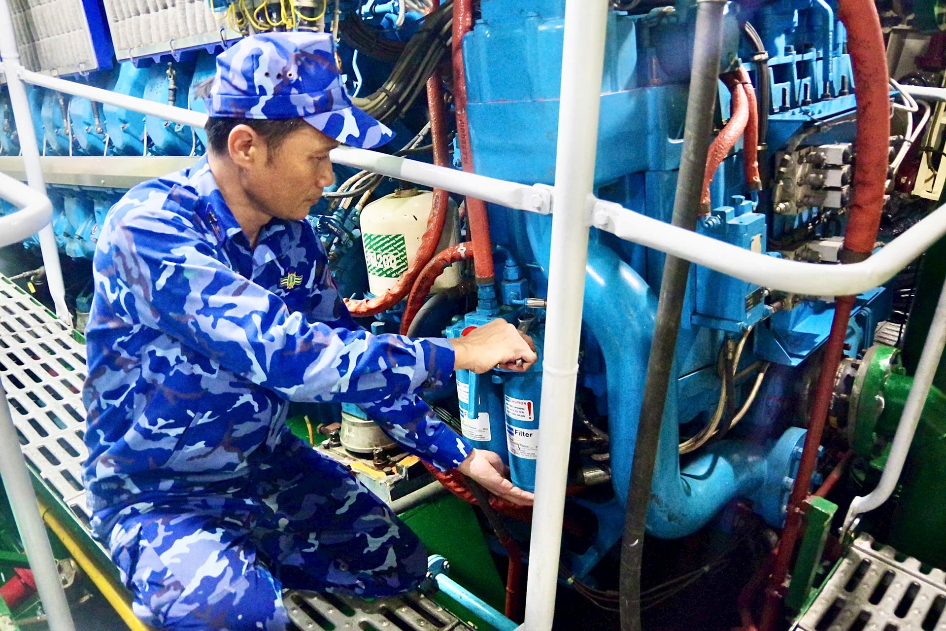 Cán bộ chiến sĩ tham gia bảo quản hệ thống trang bị, máy móc trên tàu. Ảnh: TUÂN