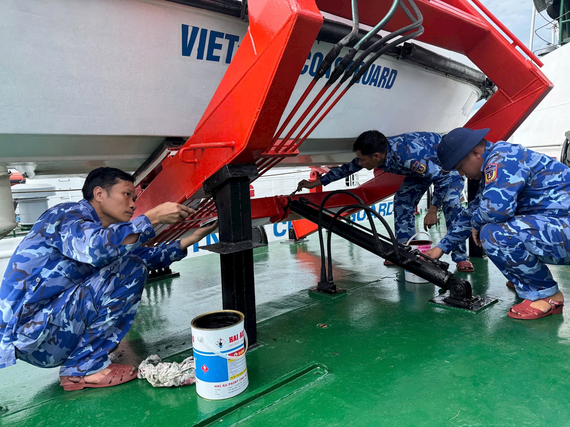 Hải đội 212 bảo quản hệ thống xuồng công tác. Ảnh: TUẤN ANH