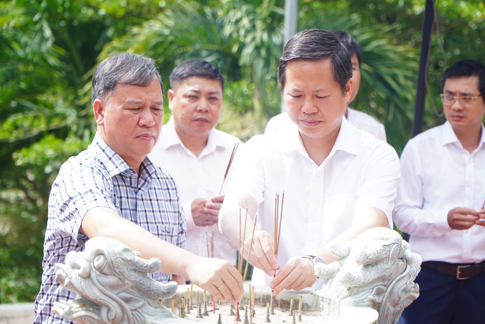 Lãnh đạo Ủy ban Kiểm tra Trung ương và thành phố Đà Nẵng dâng hương tại Bia di tích Ban Kiểm tra Khu ủy Khu V 