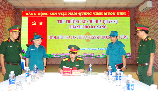 Đại tá Trần Hữu Ích, Chỉ huy trưởng Bộ Chỉ huy Quân sự Đà Nẵng (giữa) kiểm tra Ban Chỉ huy Quân sự phường sau sáp nhập.