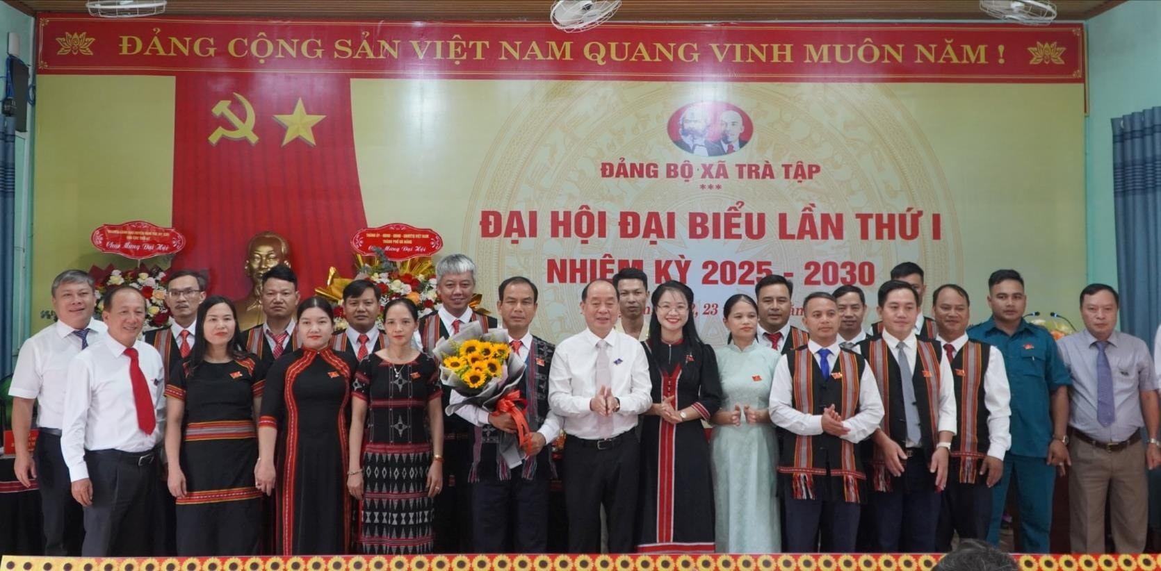 Ban Chấp hành Đảng bộ xã Trà Tập nhiệm kỳ 2025 - 2030 ra mắt đại hội. Ảnh: THIỆN TÙNG